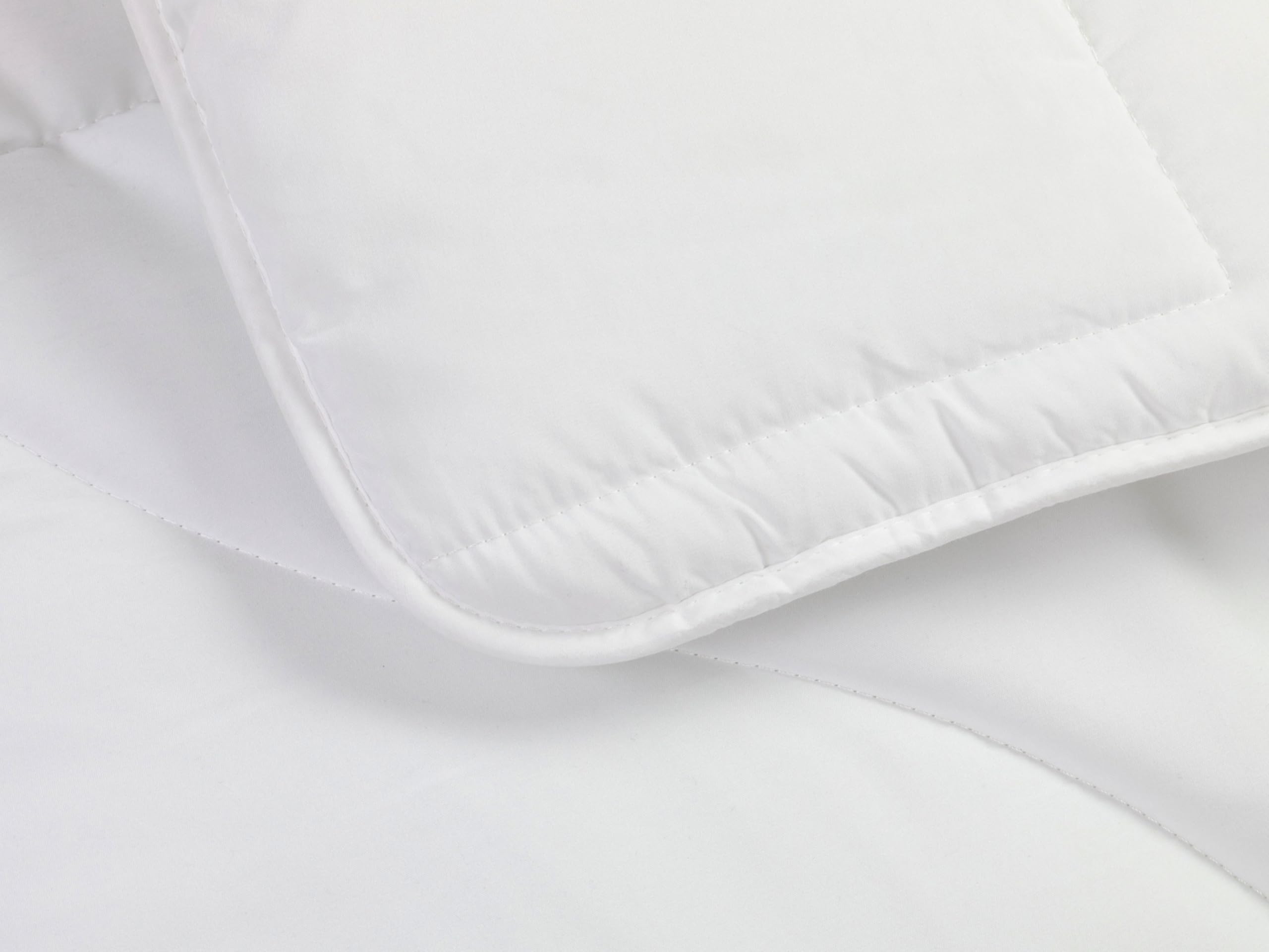 ZOLLNER Winterdecke - hautfreundliche Bettdecke - Wärmeklasse 4 - mit Körperzonensteppung - Polyesterfüllung - waschbar bis 60°C - 135x200 cm - Hotelqualität - Oeko Tex® Zertifiziert