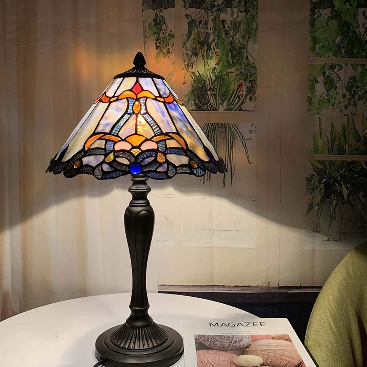 Bieye L30683 Lampada da tavolo in vetro colorato in stile Tiffany barocco, luce notturna con paralume blu largo 12 pollici per comodino, camera da letto, soggiorno, altezza 20 pollici