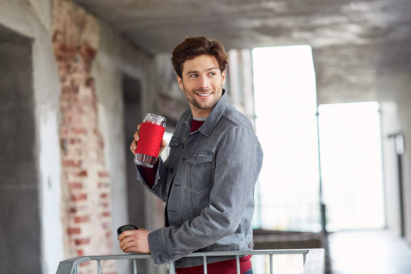 EMSA Tea Mug verre Rouge 0,4 L, Verre double paroi haute qualité, Manchon silicone, Infusion parfaite du thé, Filtre 2-en-1, 100 % étanche, 100 % sûr N2080400