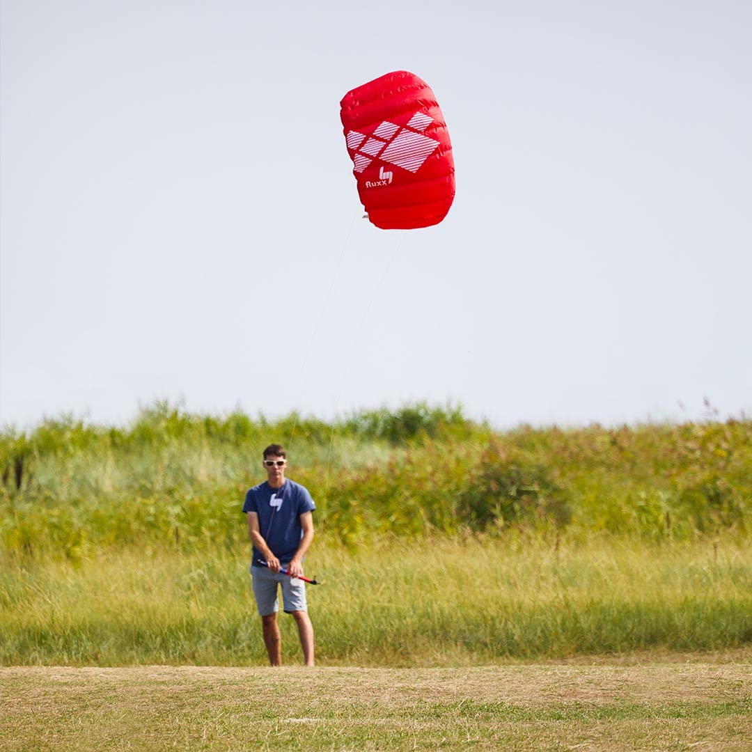HQ4-Kites 118021 - Fluxx 1.3 Red, Zweileiner Lenkmatte Trainerkite, Spannweite: 130cm, inkl. 50kp Dyneemaschnüre 2x20m auf 2-Line 47cm-Controlbar, 5-26 Knoten