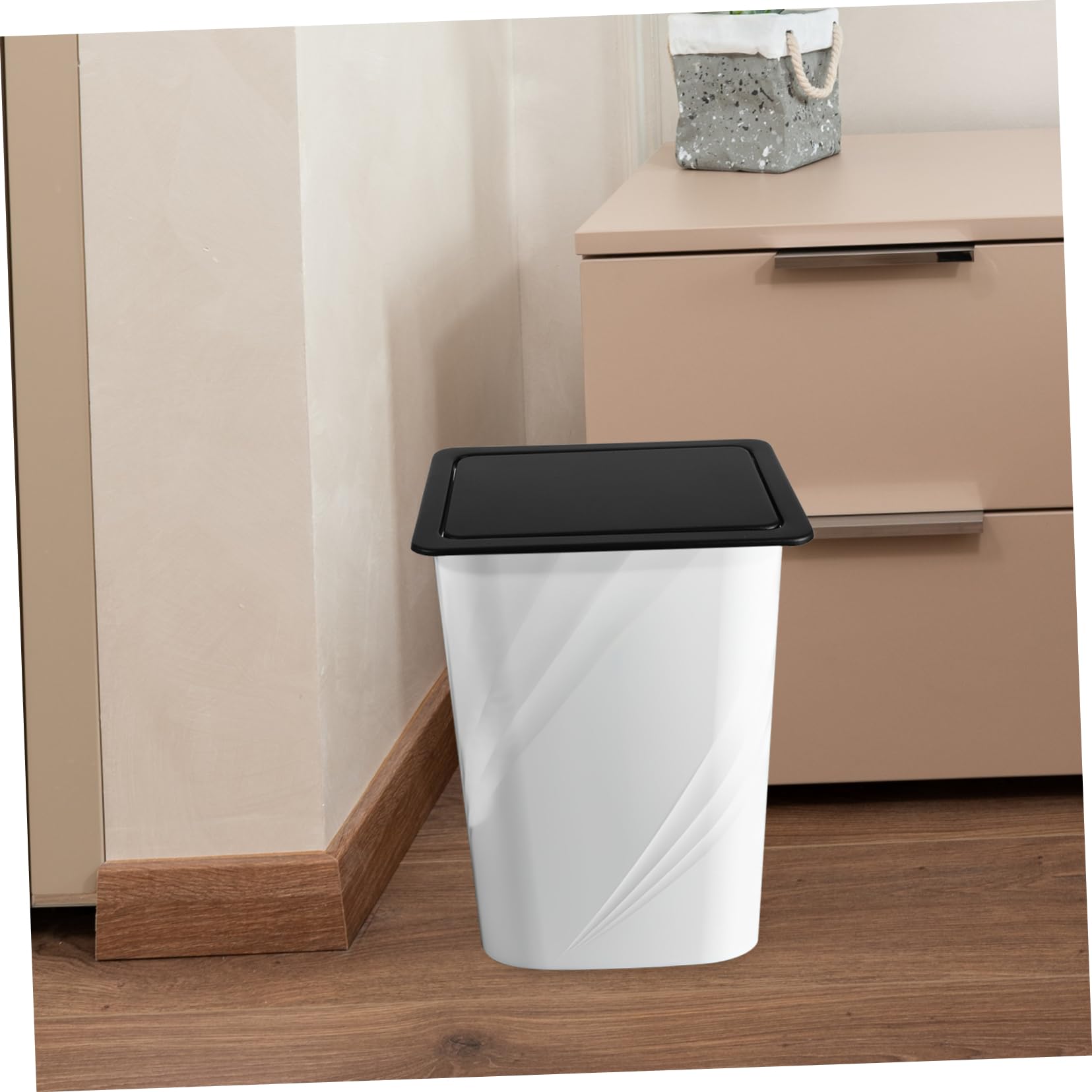 Tapa de Bote de Basura Empotrada de Acero Inoxidable Diseño Abatible y Fácil Instalación para Fregadero de Cocina Moderna y Elegante en Color Negro