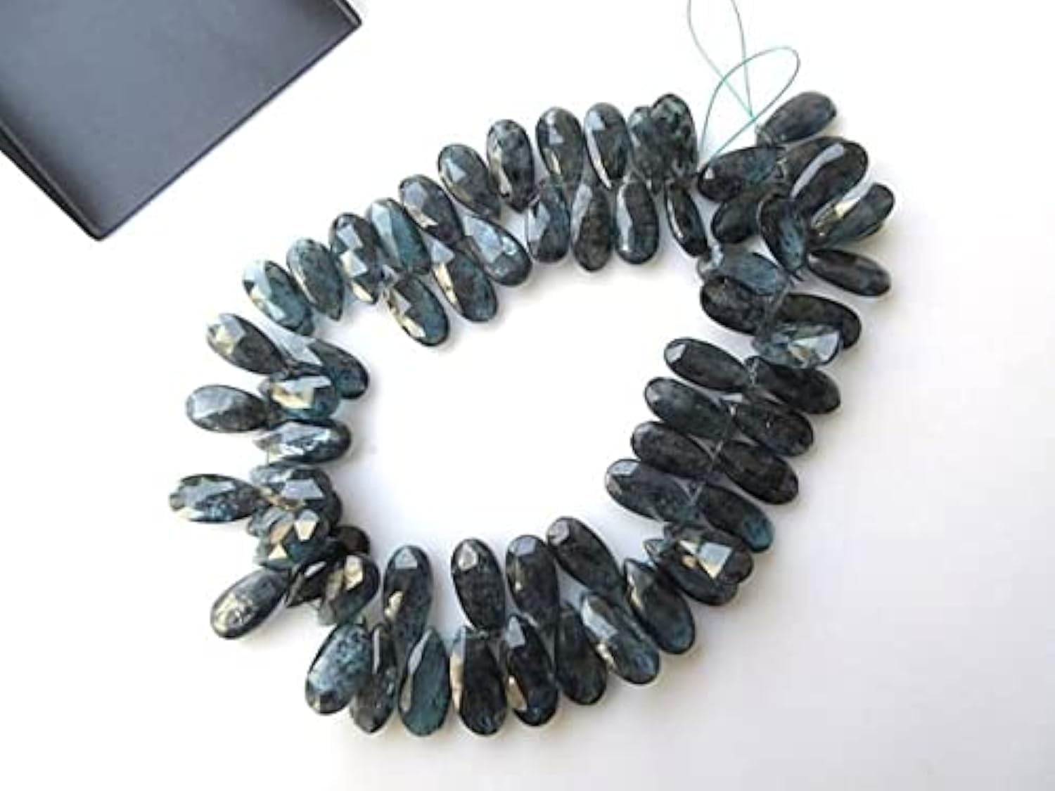 Kyanite bleue briolette poire facettée haut de gamme en fil de 9 pouces pour joaillerie
