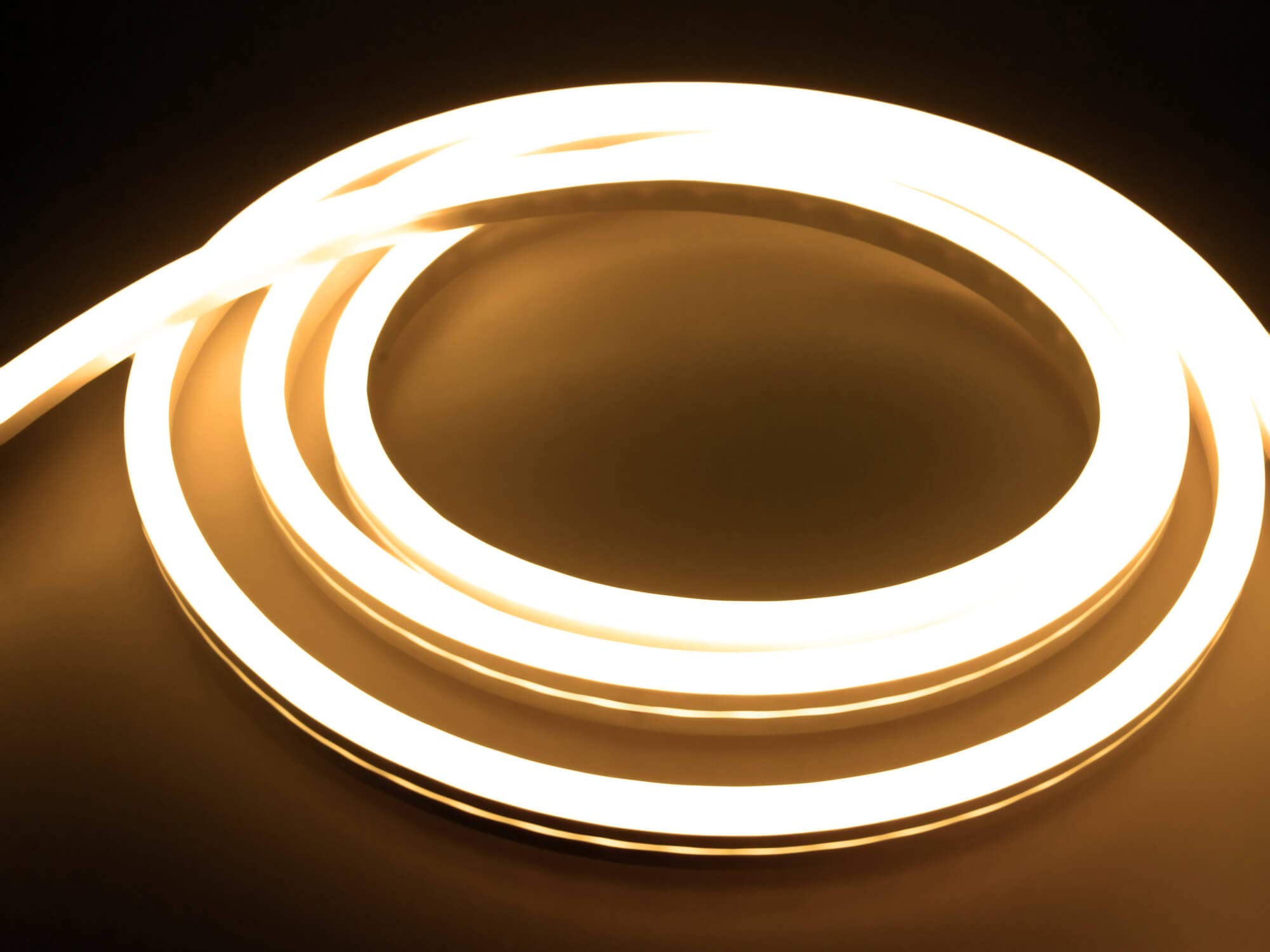 LED Universum 20 Meter Pro230 NeonFlex LED Streifen warmweiß mit Netzanschlusskabel, IP65, 230 V, 9 W/m, 280 lm/m, für Innen- und Außenbereich