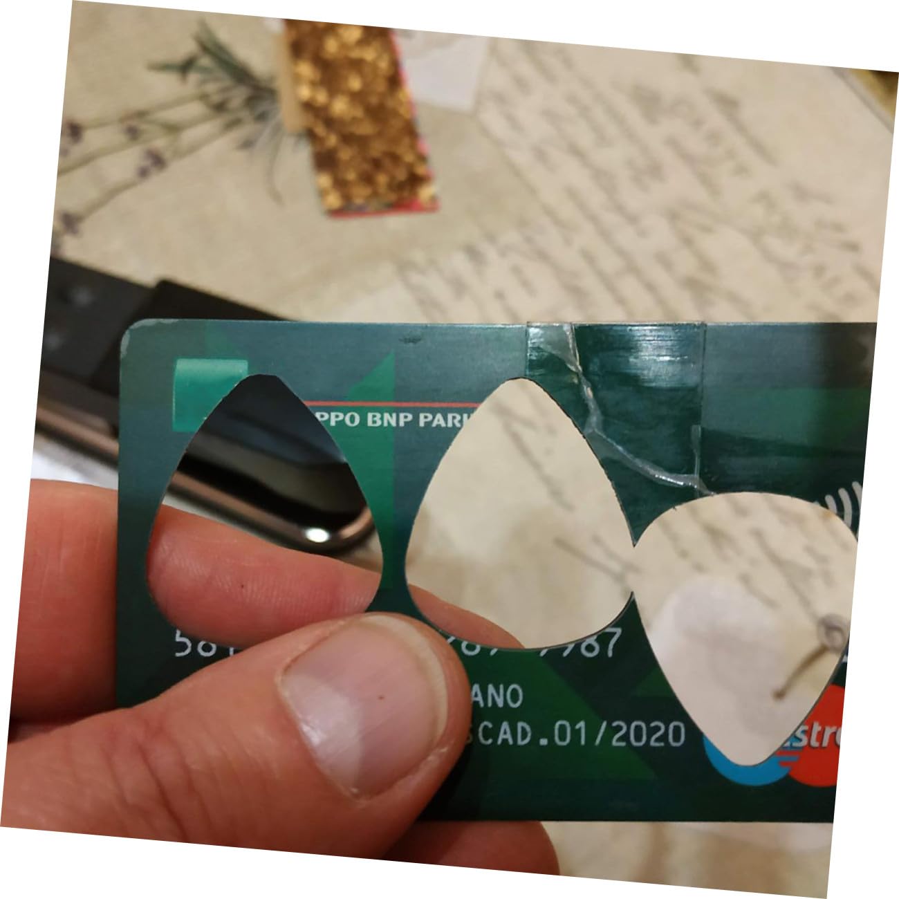 Gitarrenplektrum Cutter aus Legierung Tragbares Selbstgemacht Werkzeug für Gitarrenbau Scharfer Schnitt für Celluloid und Debitkarte Zubehör für Musiker Zufällige Farbe