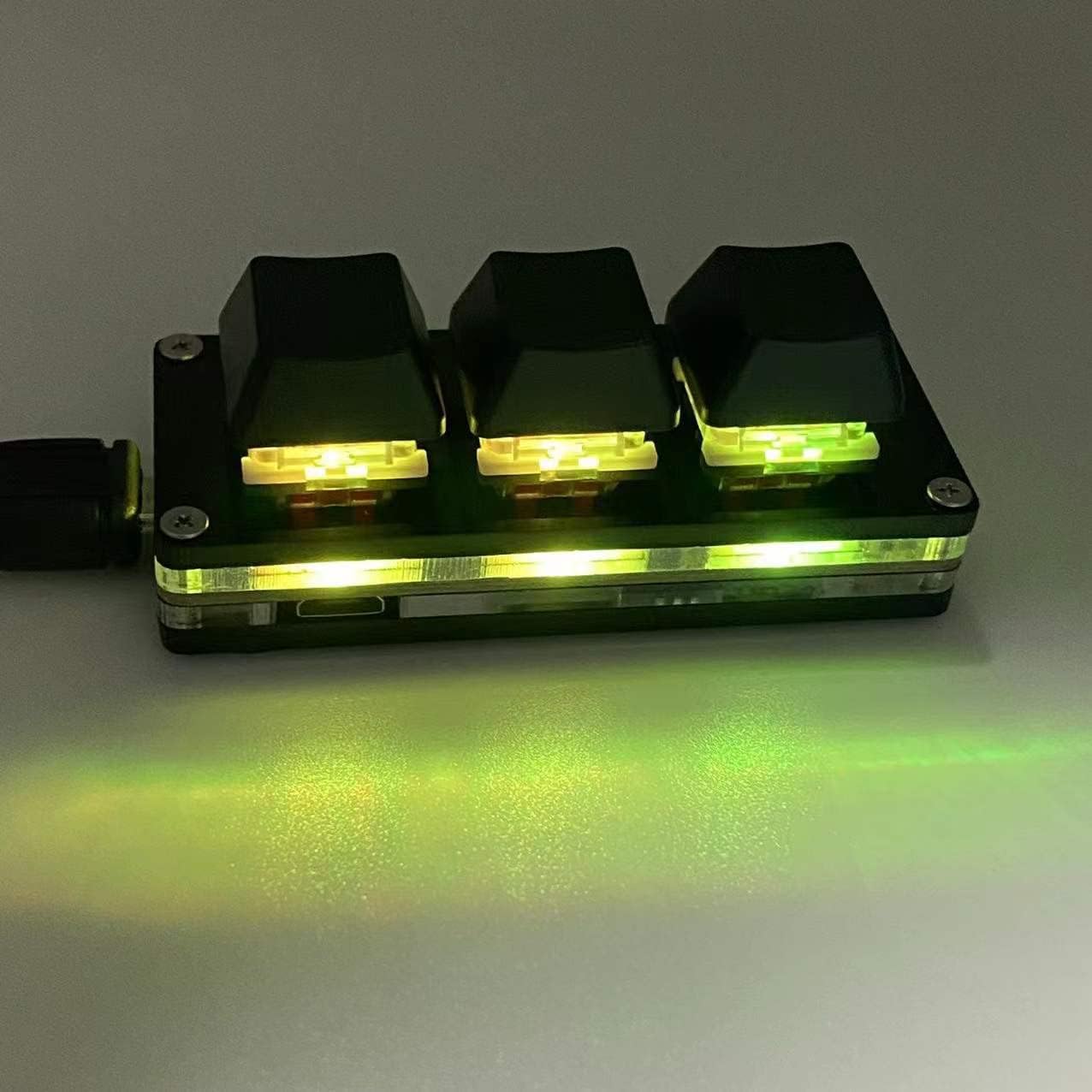 Iš viršaus į apačią view of the keypad with keys illuminated in green