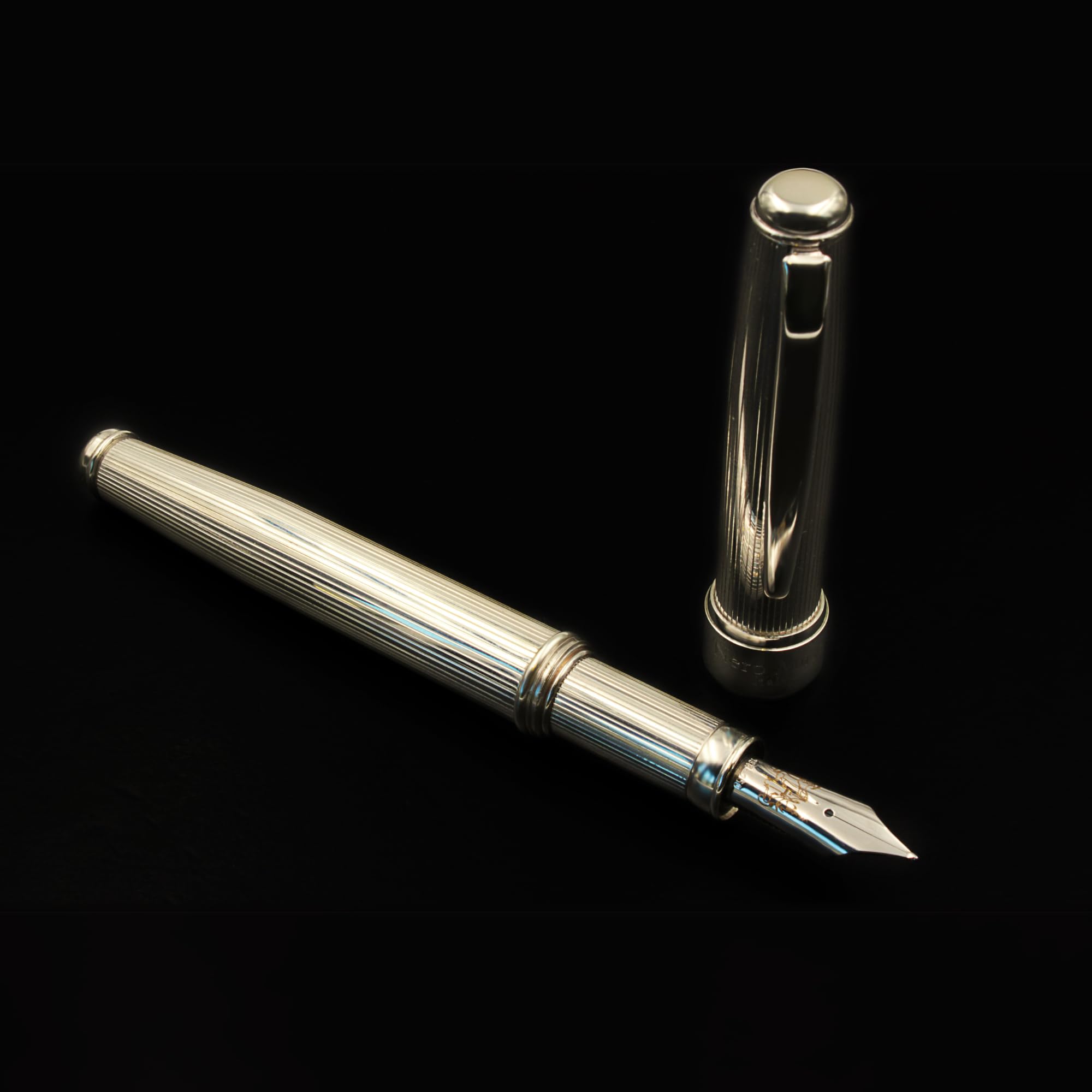Grifos - Füllfederhalter aus Sterlingsilber - Hergestellt in Italien - Mittlere Feder - Abschlussgeschenk - Schwarze und Blaue Tintenpatronen Inklusive
