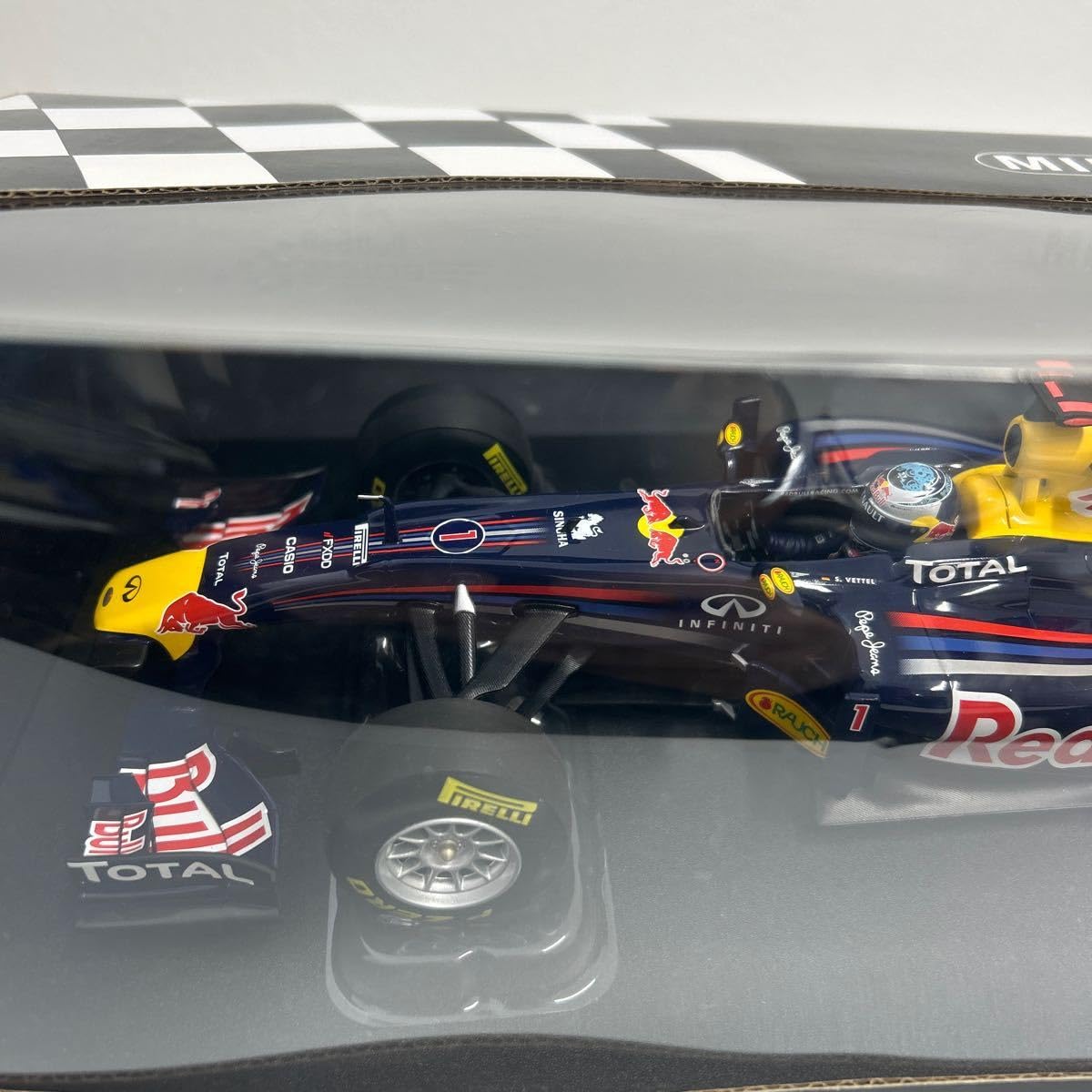 【送料込】 MINICHAMPS ミニチャンプス RB7 ベッテル 1/18 ミニチャンプス F1 レッドブルレーシング RB7 セバスチャン