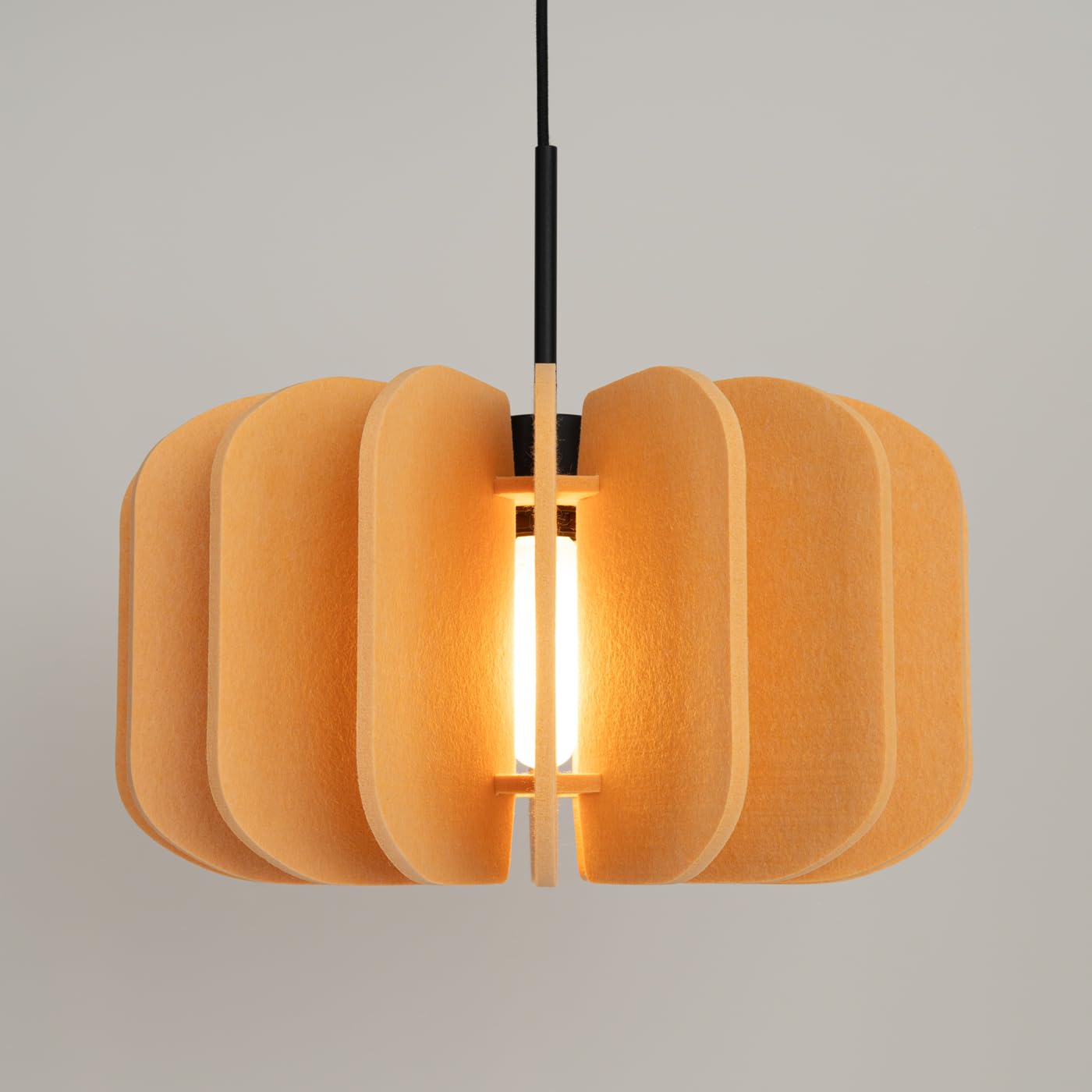 SOLLUX lighting Lampada a Sospensione - Lampada a Pendolo - Lampada da Soffitto Feltro Acciaio - 1 Paralume - Lampada LED Lampadina - Giallo Mula