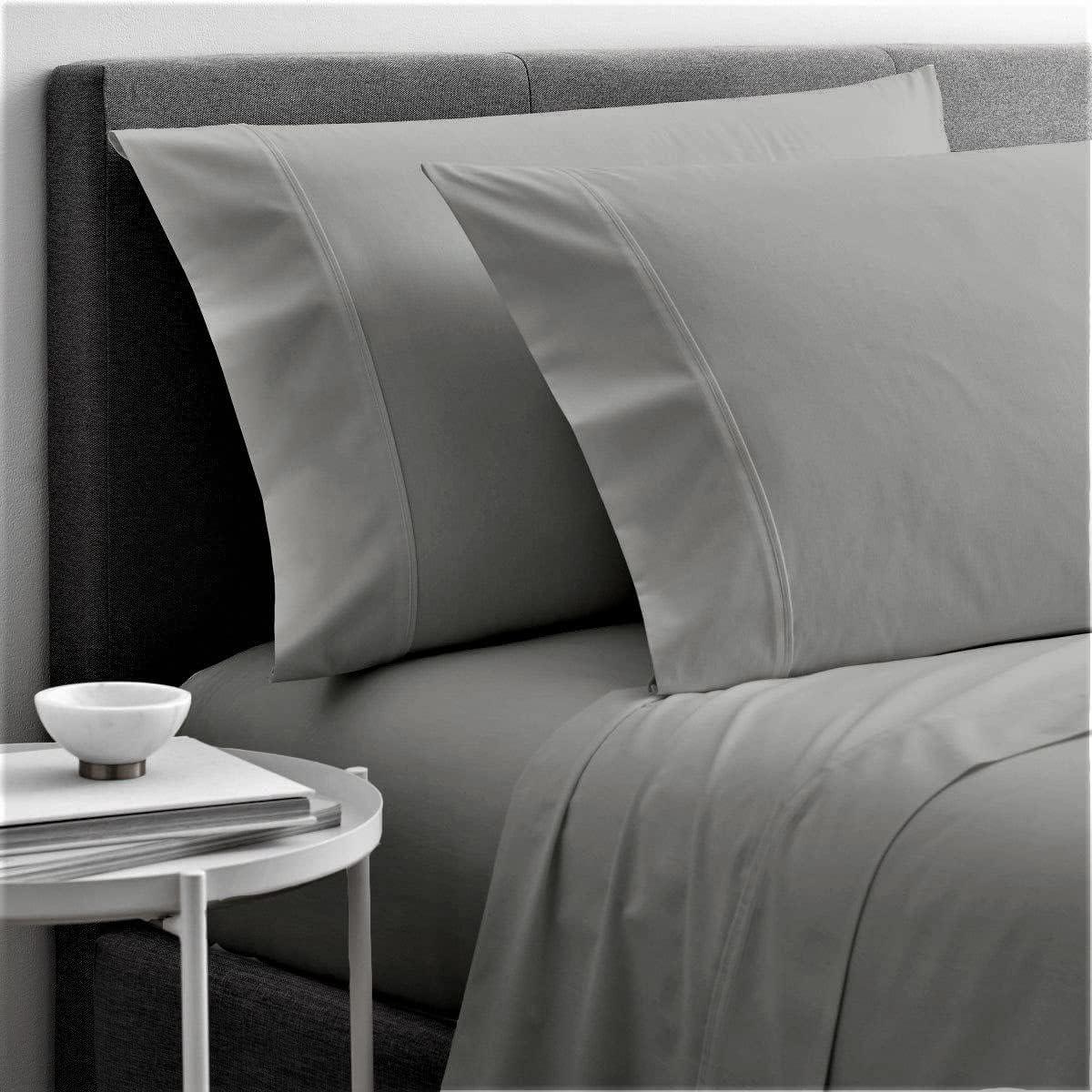 HOMESCAPES Housse de Couette et taies d'oreiller unies 100% coton égyptien 200 fils Gris foncé