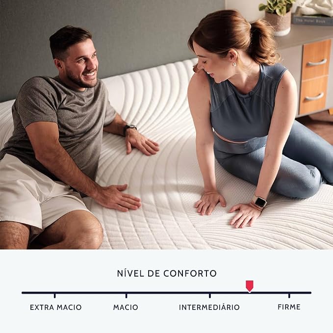 Casal sorrindo sentado sobre o colchão BF Colchões demonstrando o nível de conforto intermediário