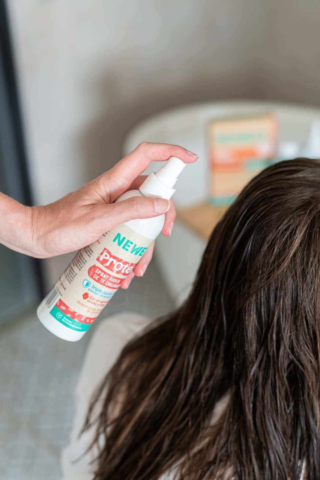 NEWELL | SPRAY ANTIPIOJOS PROTECT Árbol de Té Orgánico | Ideal Para Niños | Ingredientes de Origen Vegetal | Aroma a Fresa | No Daña ni Engrasa el Cabello | Botella 250 ml 100% Reciclada y Reciclable