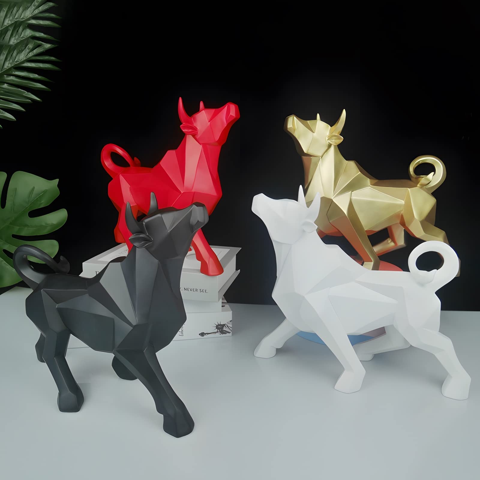 Statua di toro in resina Scultura di animali Arredamento moderno e figura Decorazione astratta di toro per figurine da collezione Ornamenti da tavolo per ufficio a casa （nero）