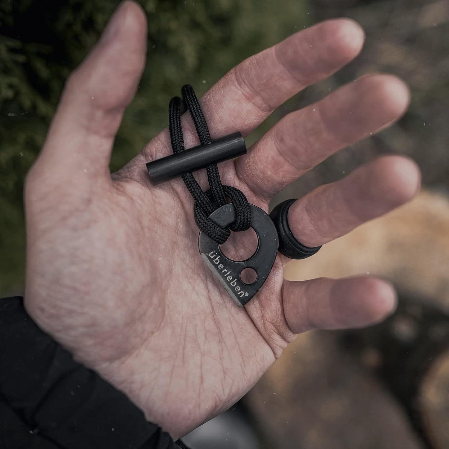 Überleben Leicht Fire Starter - Necklace Ferro Rod - 5/16" (8mm) Thick Fire Steel - 12,000+ Strikes, Sparks Up to 5,500F/3000C - Survival Igniter with 550 Paracord Neck Lanyard & Multi-Tool Striker