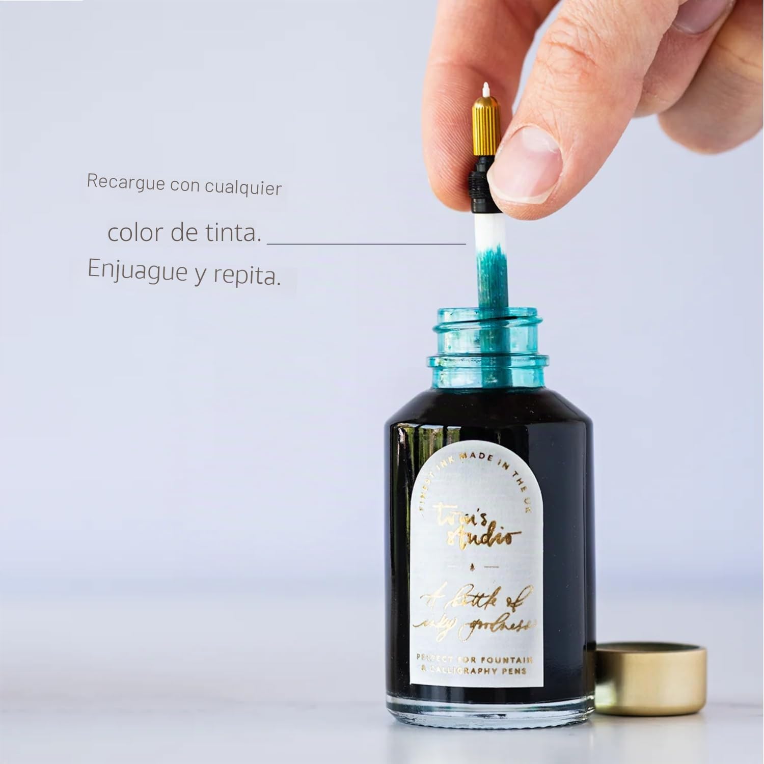 Tom's Studio Lumos Mini (Sage) - Bolígrafo de punta fina versátil y recargable en un paquete amigable con el bolsillo, viene con 11 puntas y muestra de tinta negra profunda de 3 ml