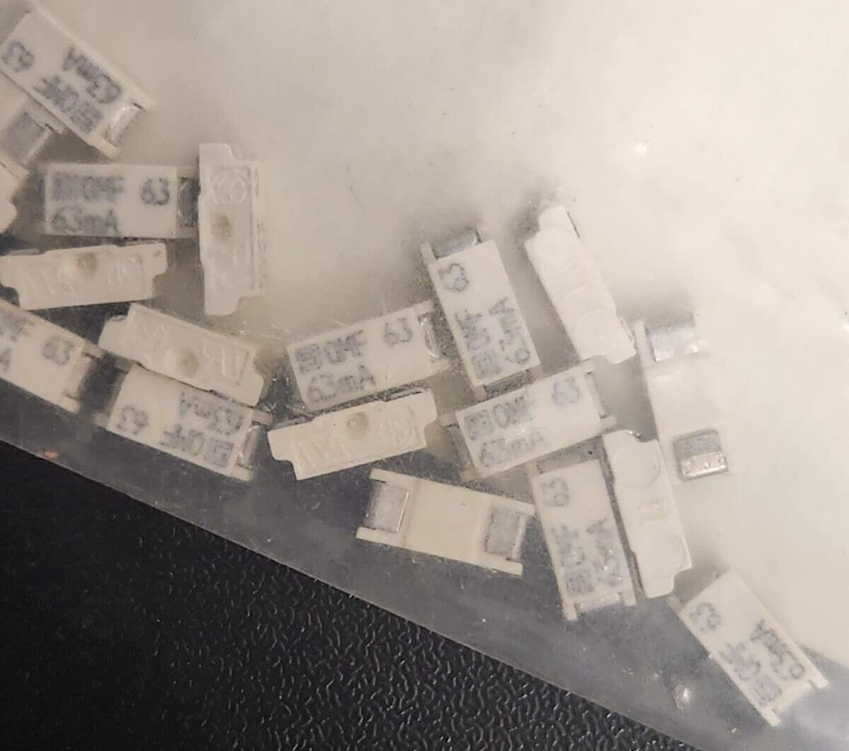 (1 PC) 3402.0003.11 SCHURTER Fuse BRD MNT 63MA 63VAC/VDC 2SMD