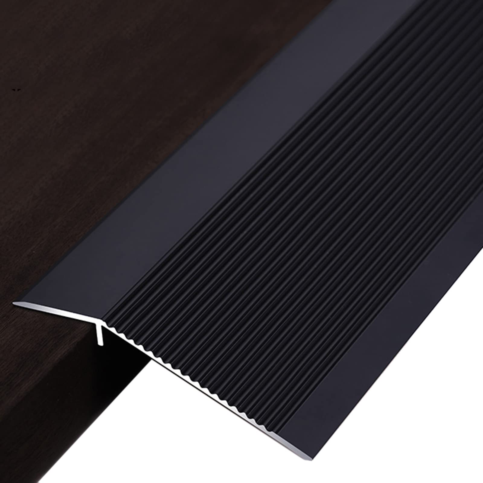 Seuil de transition large noir design pour entrée et raccord parquet