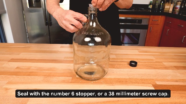 Amazon.com: C-Store Packaging 1 Gallon (128oz) Glass Fermenting Jug with  Handle, Black Polyseal Lid & Cap (Pack of 1) : Home & Kitchen