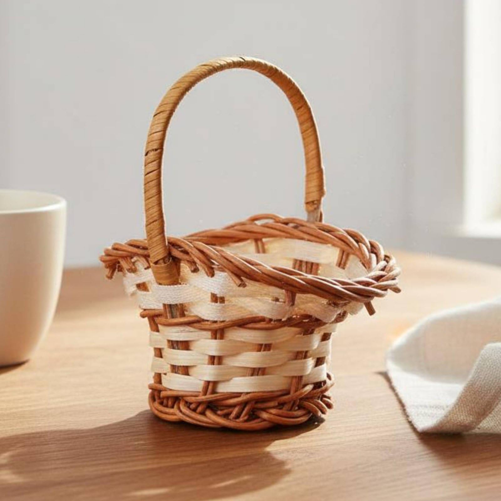 Mini Bolso Tejido Canasta para Casa de Muñecas Cesta Miniatura con Asa Apariencia de Mimbre Sensación Artesanal Material PP y Bambú Adecuado para