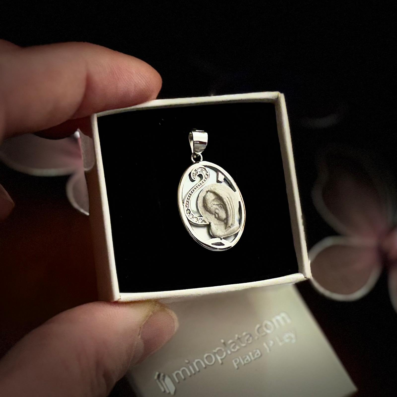 Błyszczący i matowy srebrny medal y dziewczyna z perłą i cyrkoniami