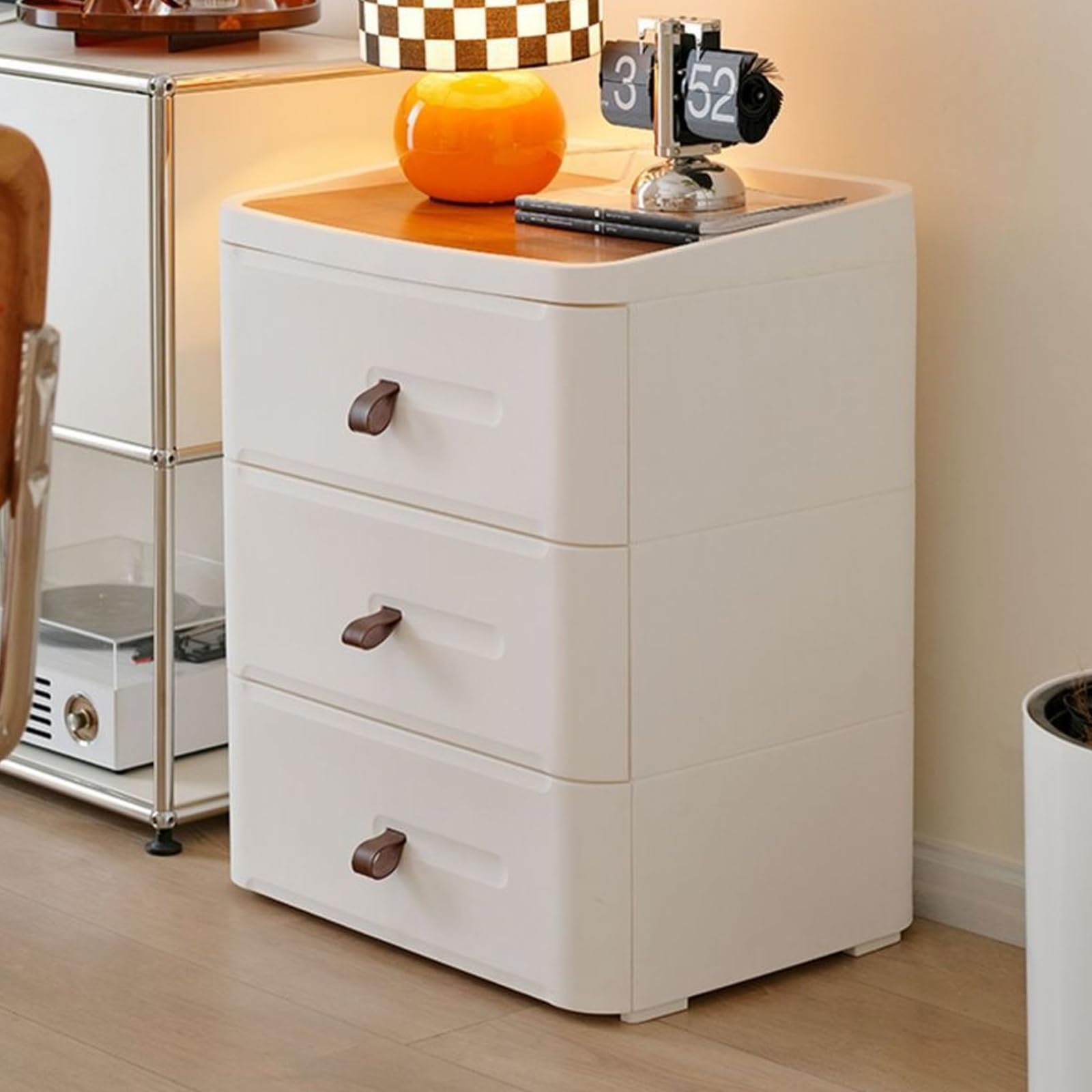 Table de chevet blanche design pour créer une ambiance de chambre scandinave relaxante