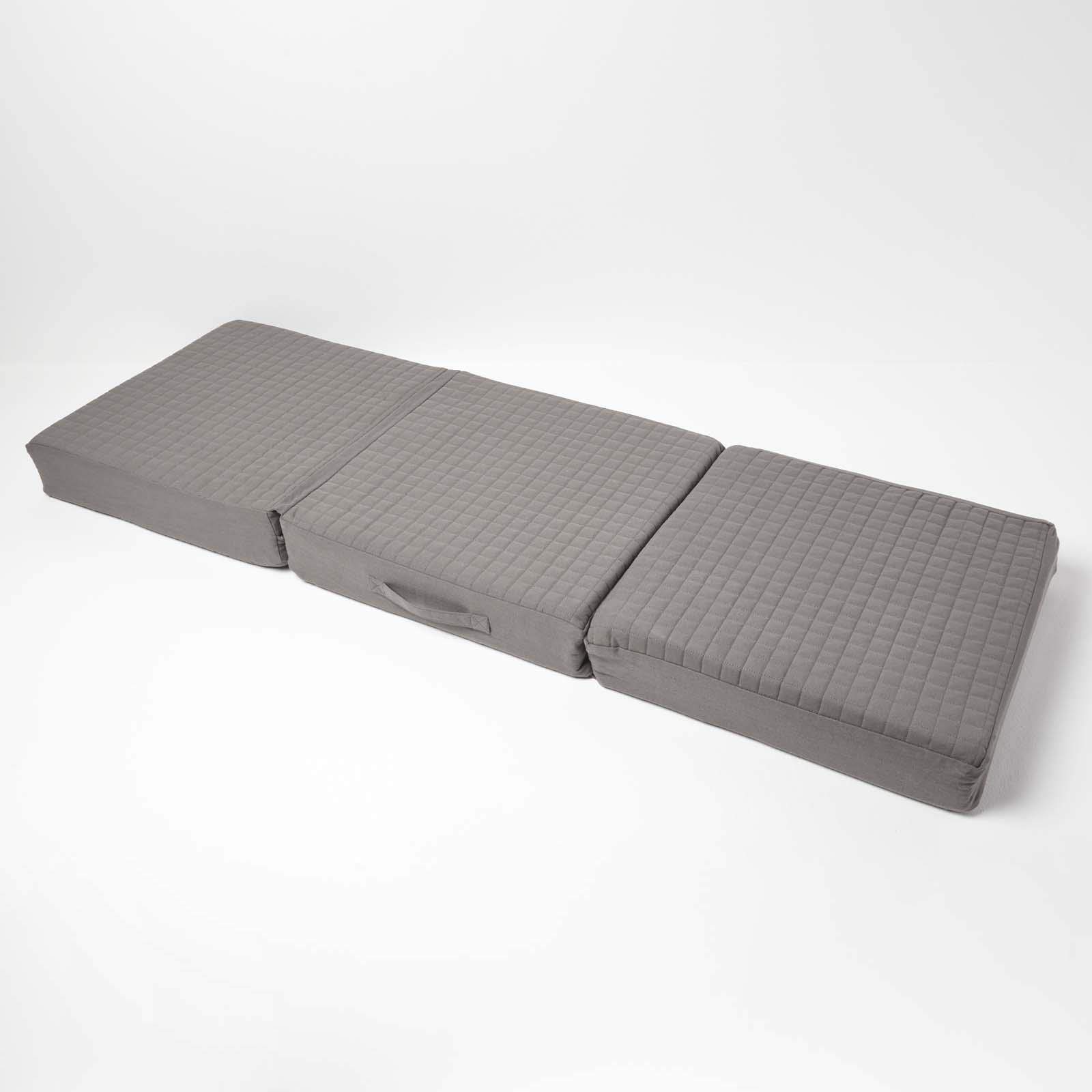 HOMESCAPES Cuscino trapuntato grigio a 3 posti, sfoderabile, 150 cm di lunghezza, 10 cm di profondità, cuscino ortopedico in schiuma a tre posti, grande cuscino per divano con morbido rivestimento