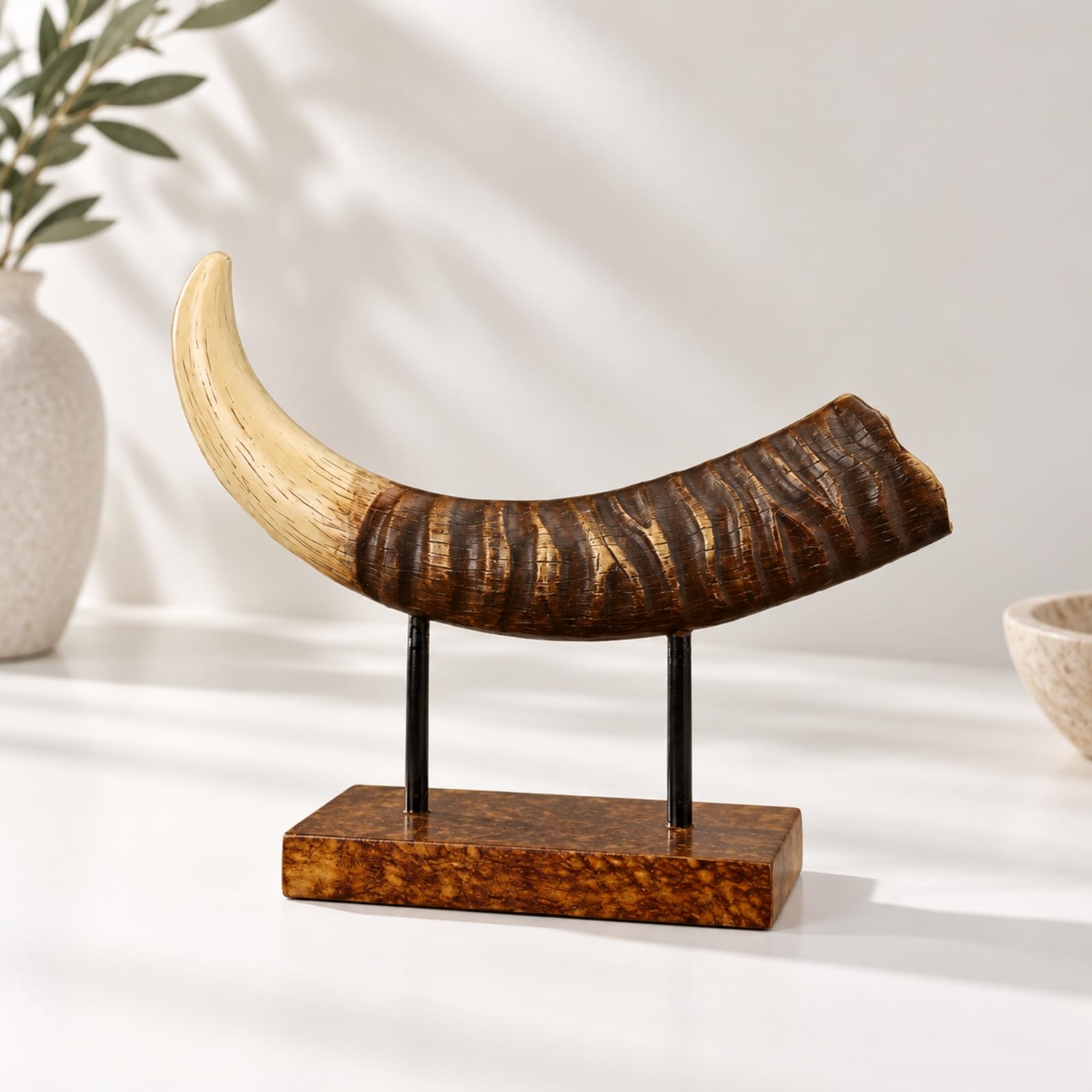 hornförmige Dekoskulptur freistehend Harzskulptur in Hornform kompakt Dekoornament in Hornform für Büro, Ausstellungsraum, 28x8,5x24cm
