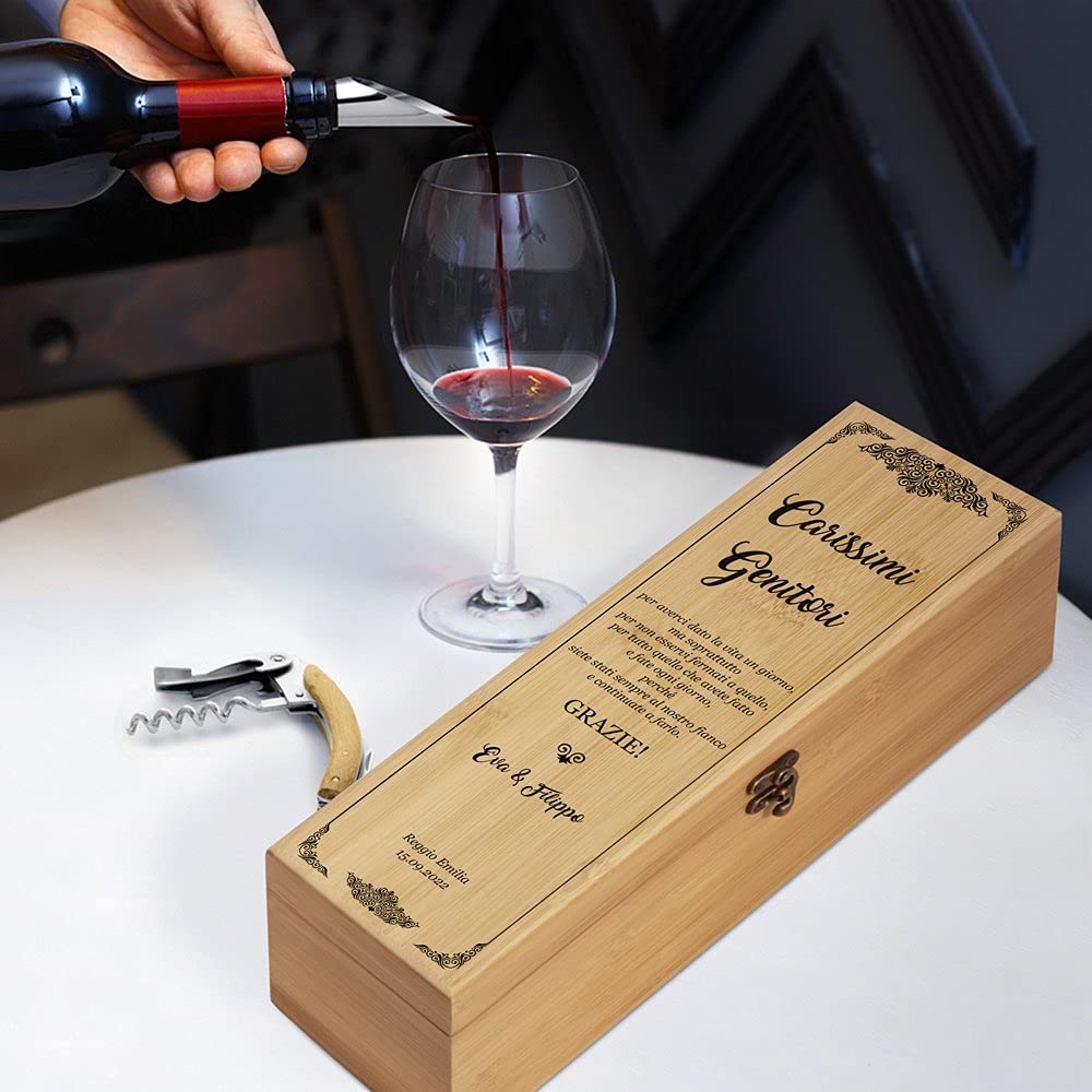 Maverton Cassetta Porta Vino Amore con Accessori - Kit Cavatappi da Vino Personalizzato - Scatola in Legno di bambù + 4 Pezzi di Accessori Vino - Idee Regalo per Anniversario - Ringraziamento