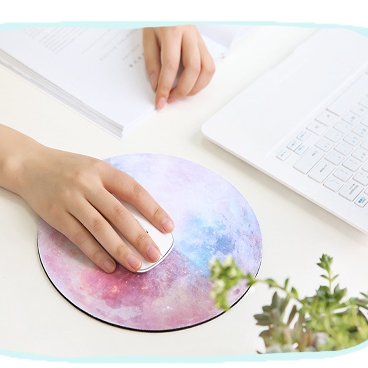 Tappetino Per Mouse Rotondo Con Motivo Pianeta 'Luna Viola' – 20x20 Cm, Superficie In Tessuto Liscio, Base In Gomma Antiscivolo, Impermeabile, Personalizzato