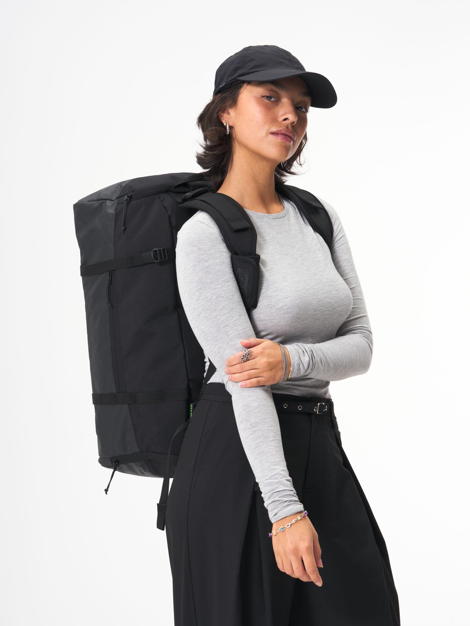 AEVOR Reisetasche Sporttasche Damen und Herren Duffel mit Schuhfach bis 43 L Reiserucksack Handgepäck wasserabweisend travel Essentials Schwarz
