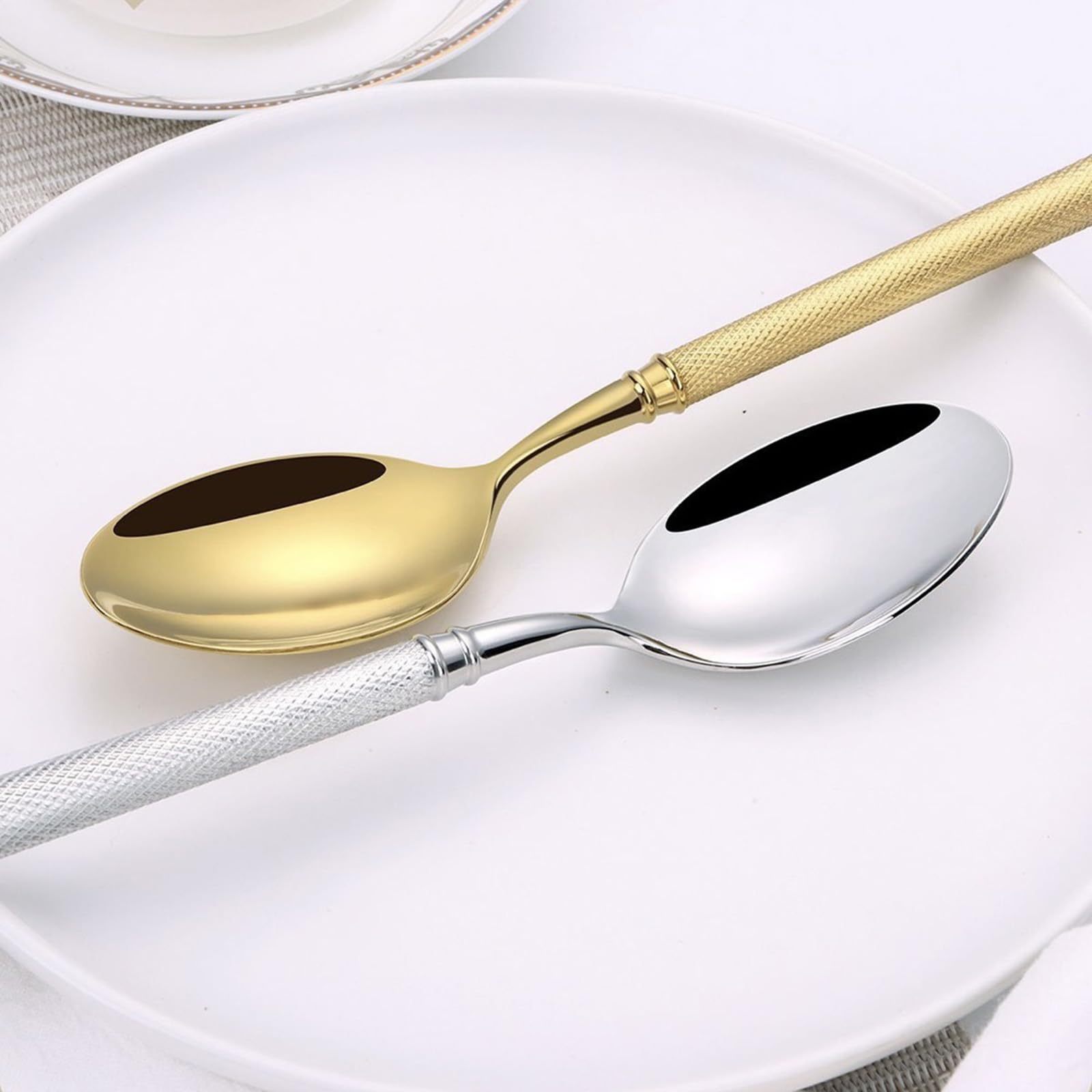 Este Juego de Cubiertos de 40 Piezas para 8 Personas es un Juego de Cubiertos de Lujo, Elegante y Fabricado en Acero Inoxidable 18/8, Ideal para el hogar, la Cocina o el Restaurante. Cuenta