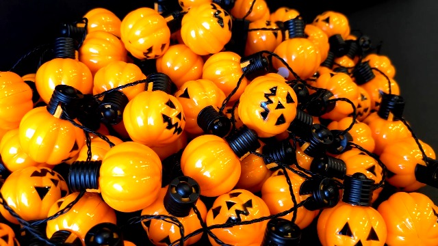 Colliers LED Halloween - 12 Pièces Aléatoires (Tête De Mort, Citrouille, Fantôme, Araignée) Pour Enfants Et Adultes - Accessoire Fête Lumineux Rotatif