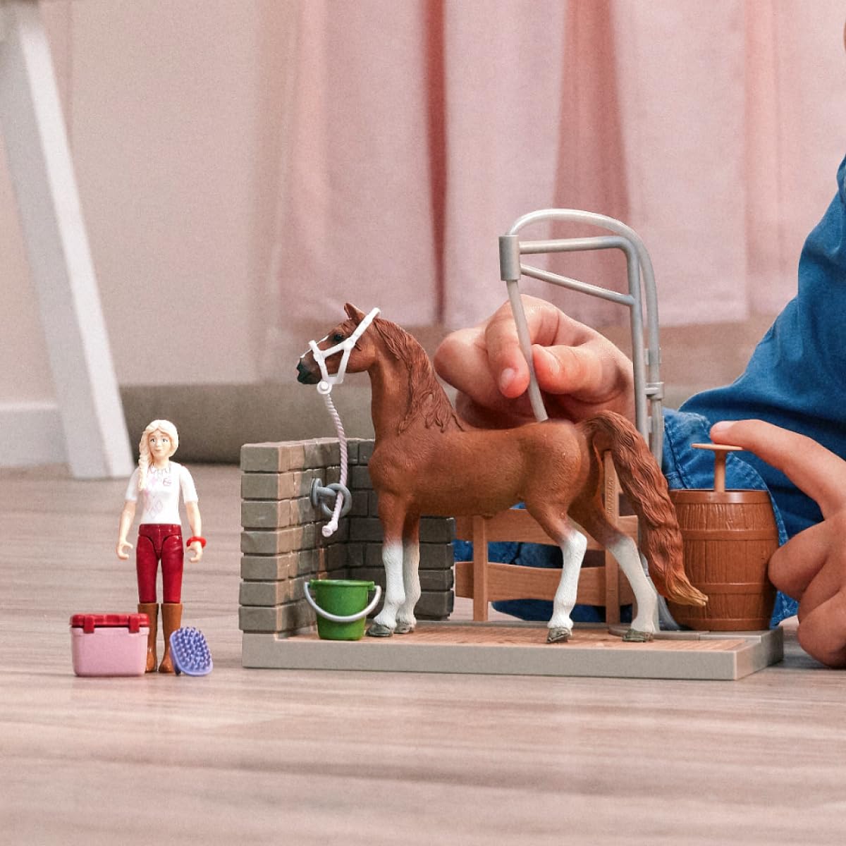 SCHLEICH Horse Club | Sofia’s Pferdewaschplatz 42792 | Spielset mit echtem Wasser, Pumpe, Pferd, beweglicher Figur & Zubehör | Pferdespielzeug & Geschenk für Mädchen und Jungen ab 5 Jahren | 26 Teile