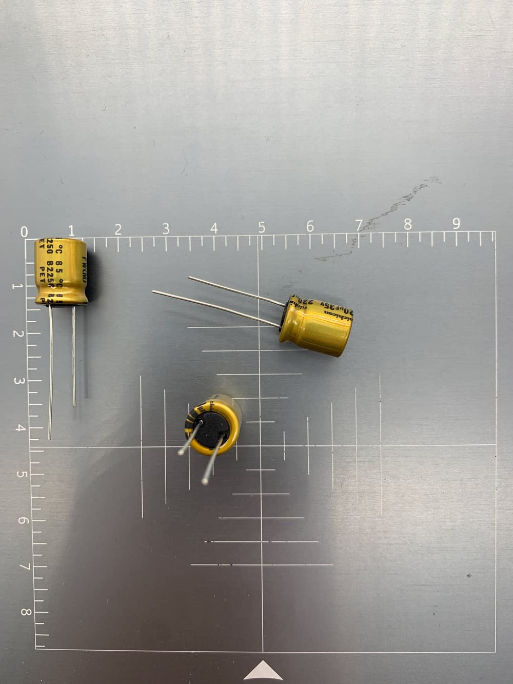 Produktbild von 220µF 16V Elko Kondensator – Radial, 105°C, Von Chongx, Menge Wählbar (1-10 Stück)