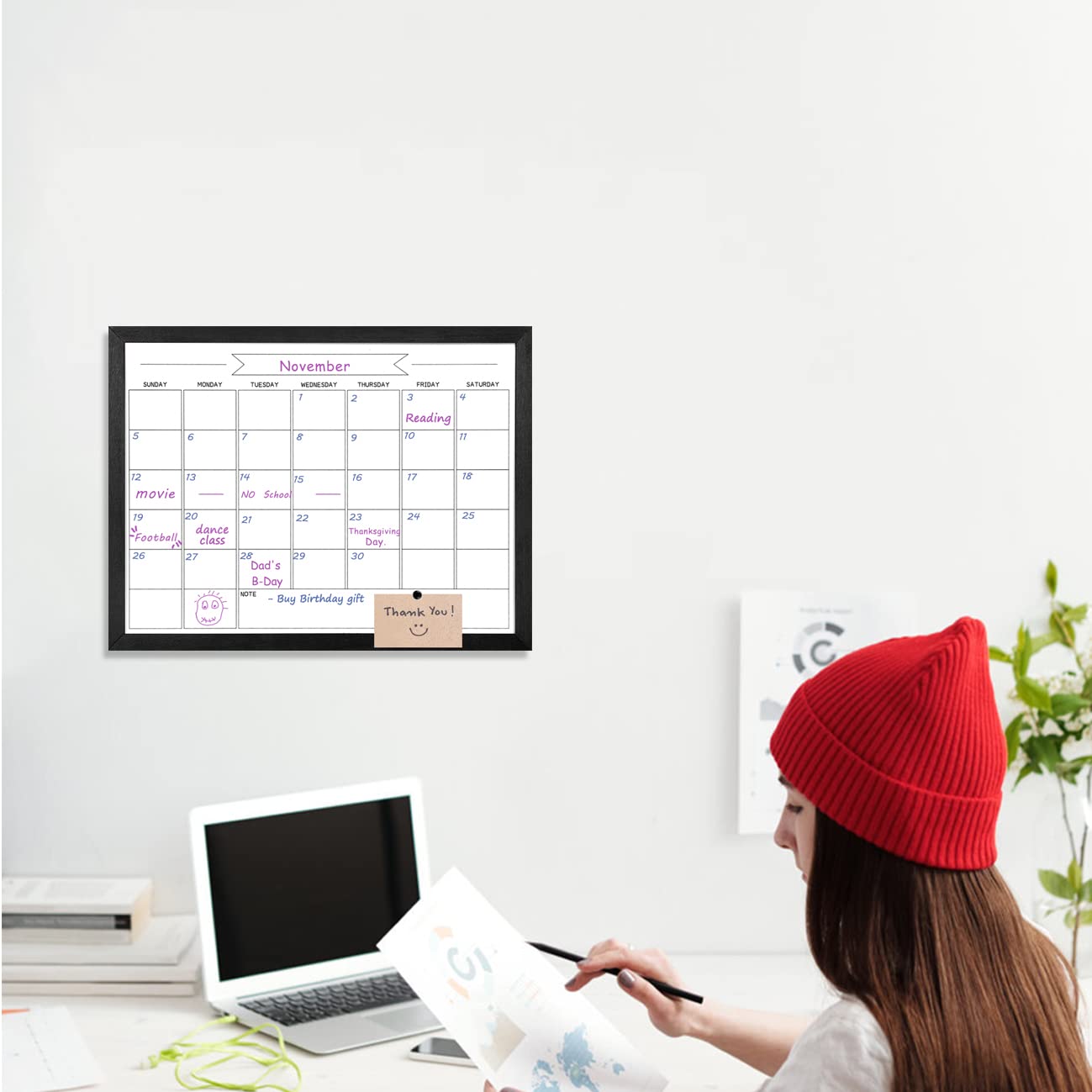 TORASO Pizarra blanca de borrado en seco y calendario mensual, pizarra blanca magnética para pared, pizarra colgante para oficina, escuela en casa, tablero de mensajes enmarcado negro de madera