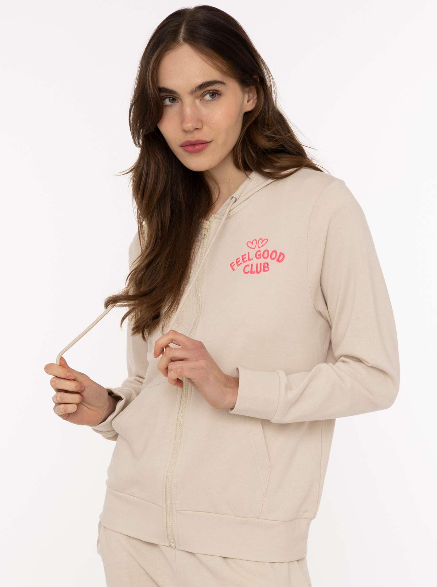 Zwillingsherz Feel Good Club Damen Sweatjacke mit Stickerei – Bequeme Baumwolljacke für Frauen – Lässige Zip Jacke für Freizeit Alltag Loungewear – Moderne Damen Sweatjacke Frühling Herbst Winter