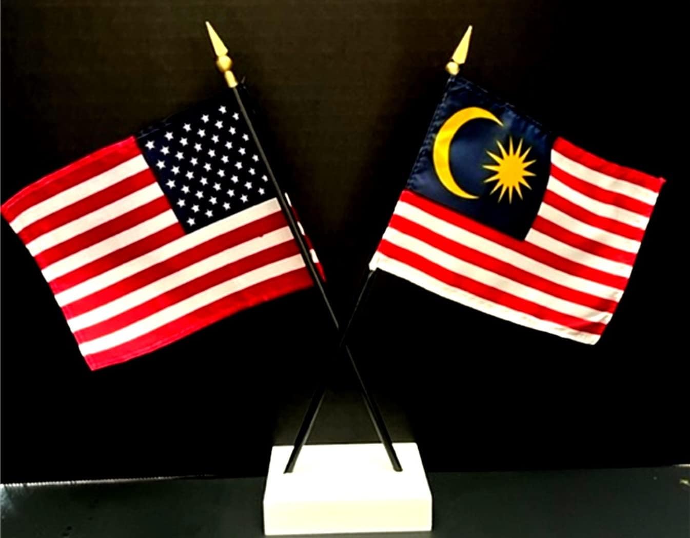 Amazon.com: 1 American and 1 Malaysia Desk Flag Set with Crossed Base ...