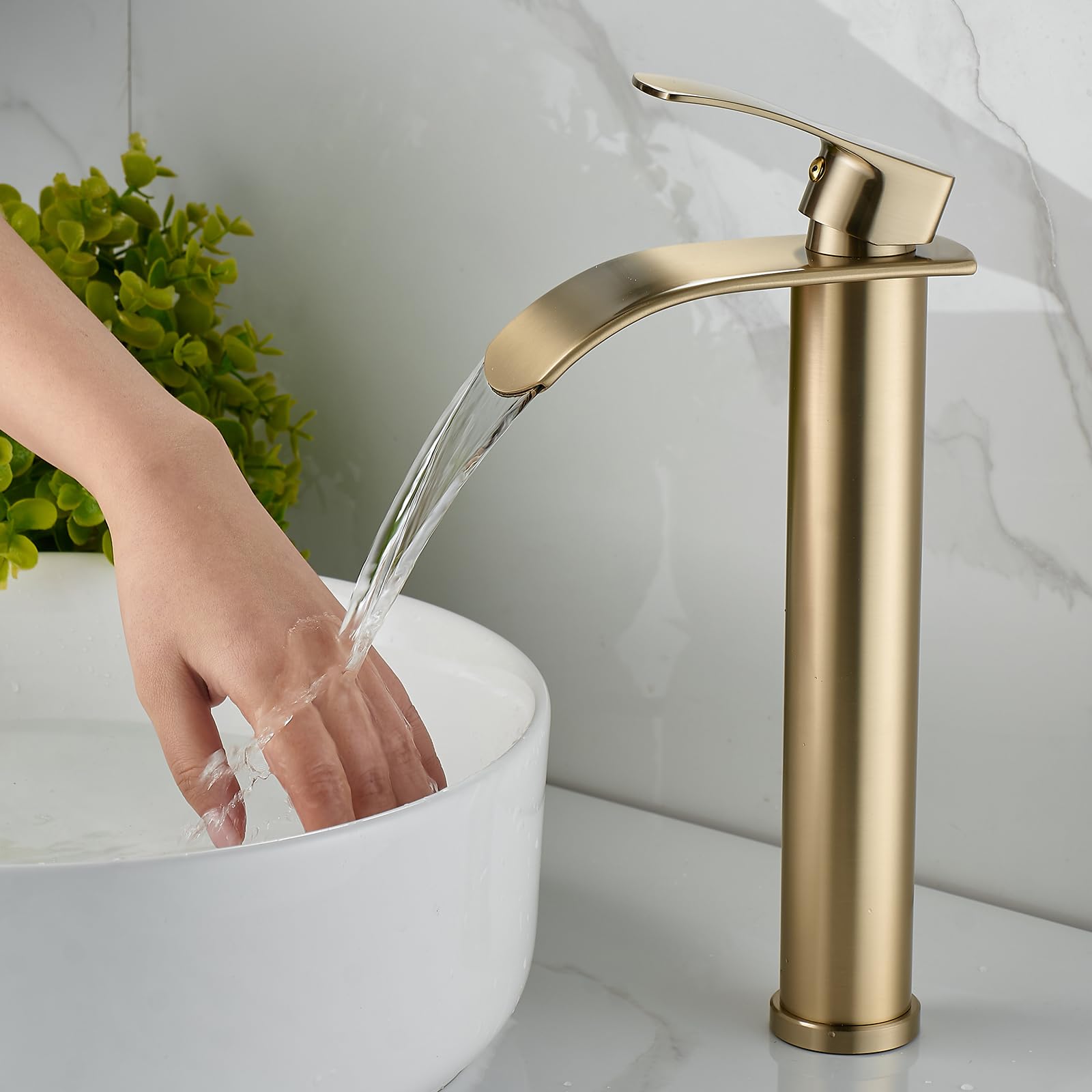 Moderno grifo de cocina cascada, caño alto en oro cepillado, cuerpo de latón con conexiones de 3/8", monomando para lavabo