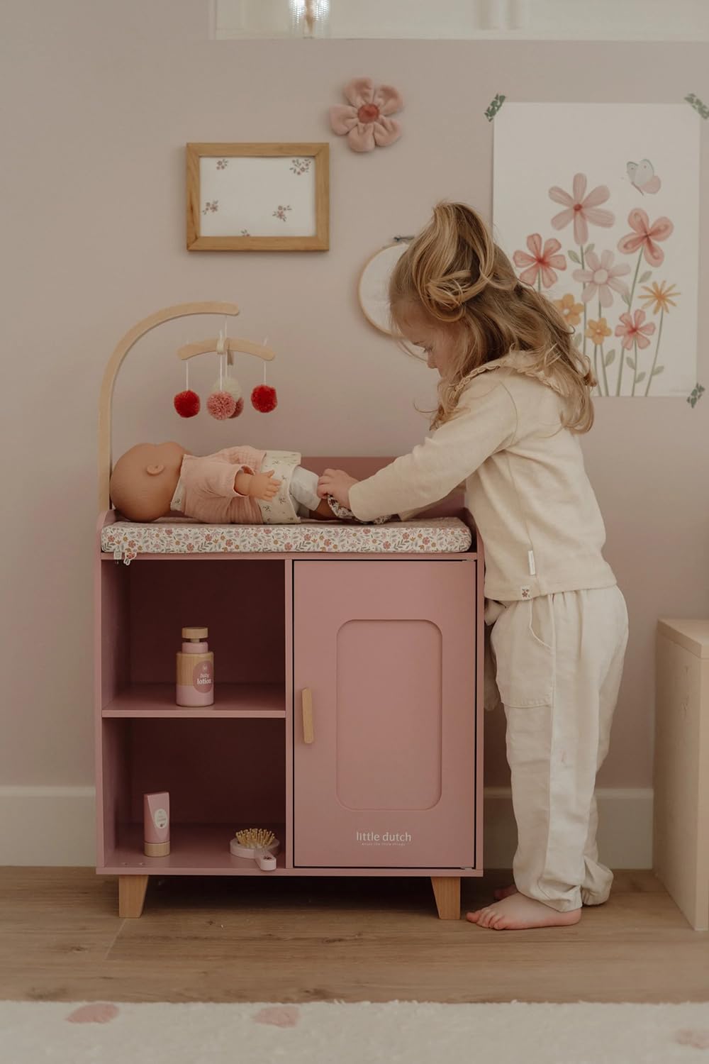 Little Dutch Puppen-Wickeltisch Wickelkommode mit Mobile und viel Zubehör für Babypuppe Puppe - rosa