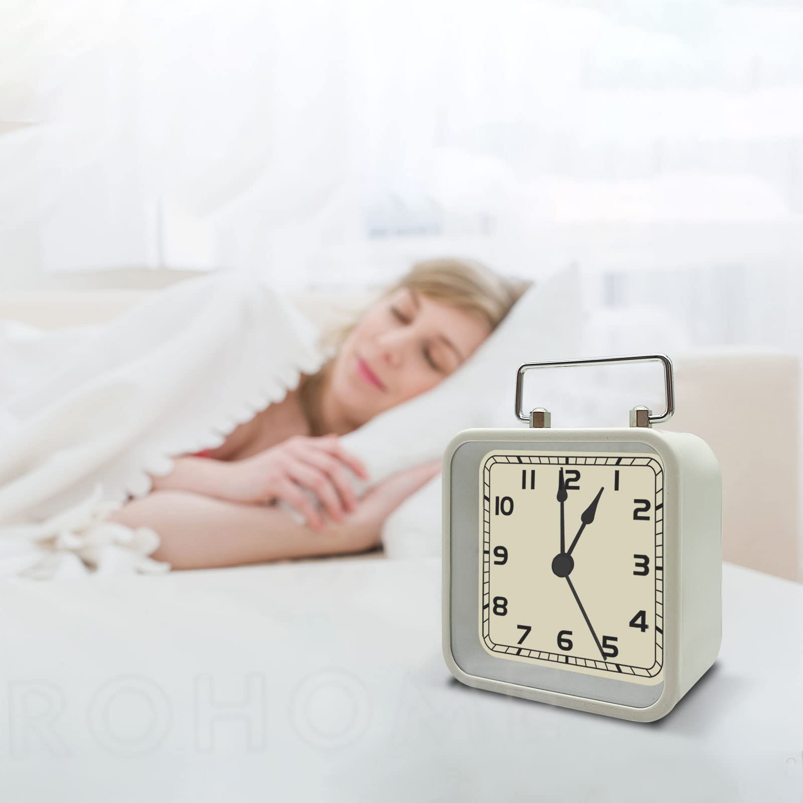 Budzik nocny, analogowy cichy zegar w stylu vintage, 8,9 cm, z alarmami drzemki, bez tykania, mały kwadratowy zegar na stolik nocny, do salonu, półki, sypialni (biały)