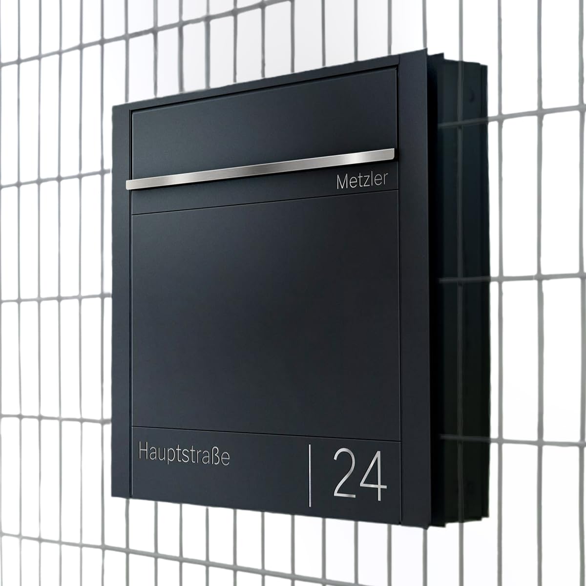 Metzler Zaunbriefkasten Entnahme Hinten Emma, Briefkasten Für Zaunmontage Anthrazit RAL 7016, Briefkasten Für Zaun Mit Personalisierter Gravur