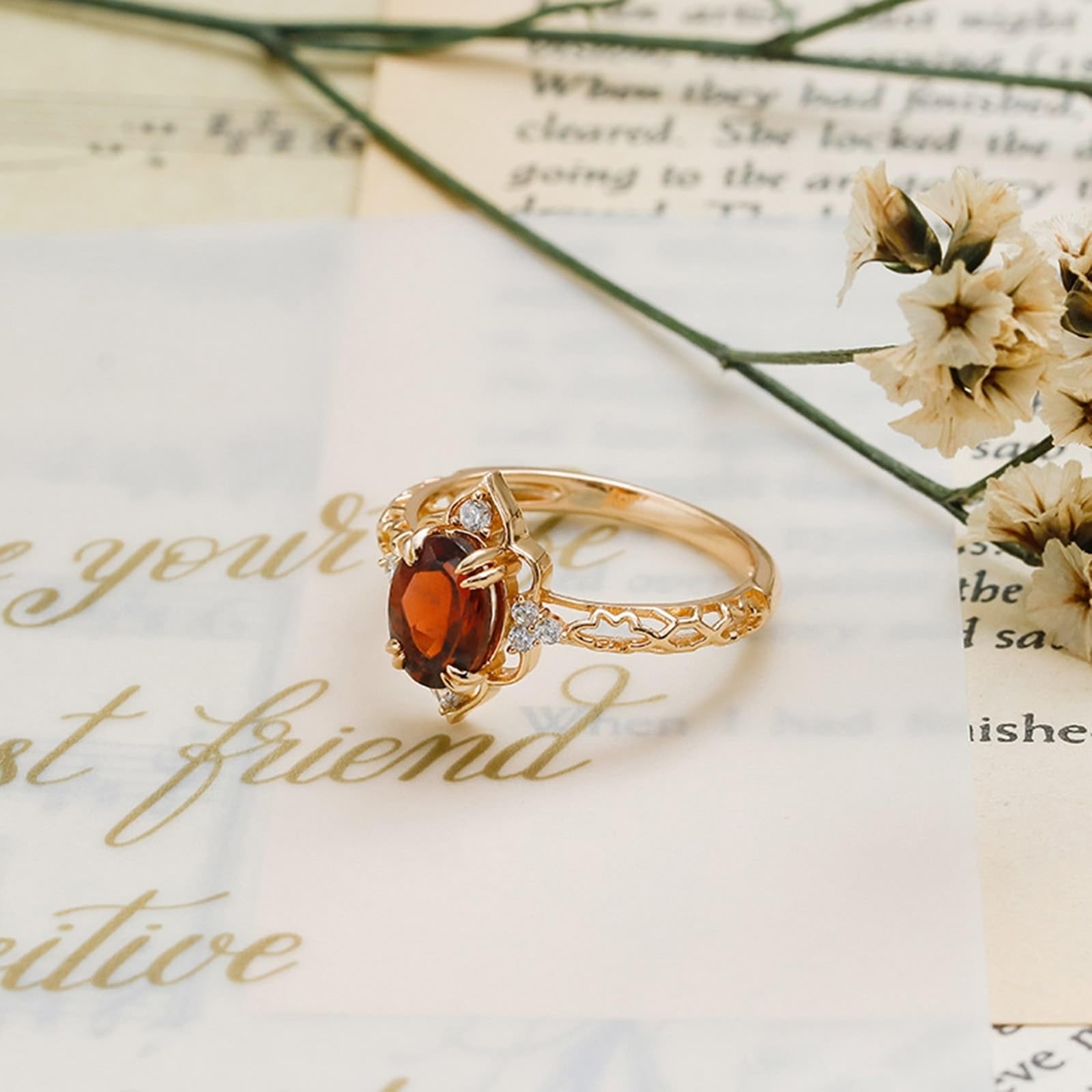 Anillo de boda dorado Au 375/585/750 con granate ovalado, forma vintage de filigrana
