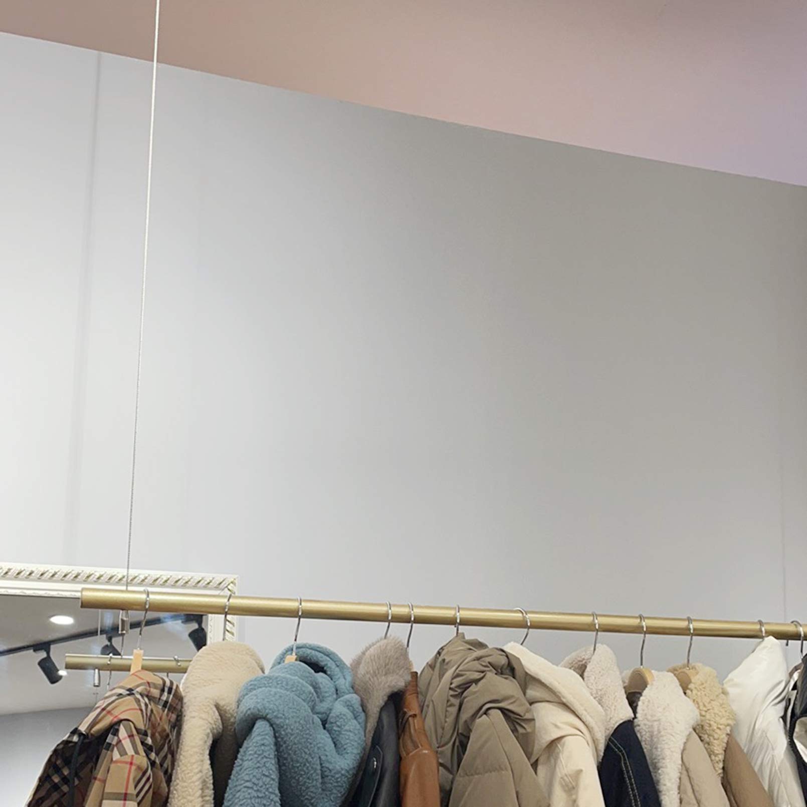 Golden Abbigliamento Display Stand con Appesi Vestiti Anelli Ferro Battuto Soffitto Boom per Negozio di Abbigliamento Al Dettaglio Display Vetrina Commerciale Rack di Abbigliamento per Negozio di