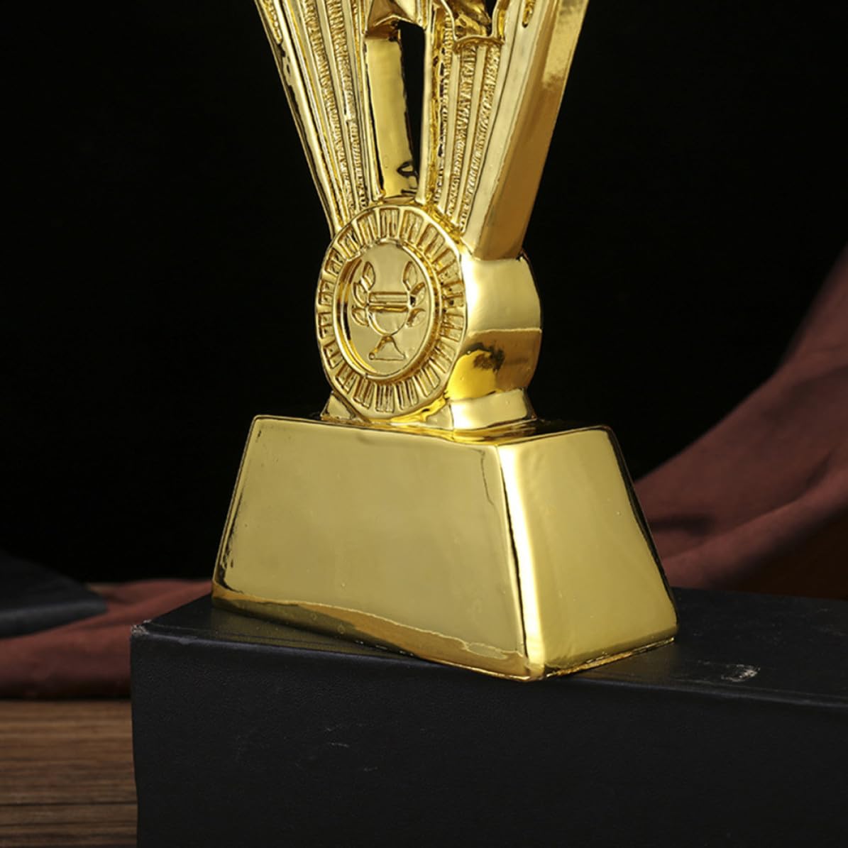 Trofeo Premio Duradero de Resina Dorada con Acabado Brillante de Fútbol para Equipos, Adecuado para Ambientación en Casa y Premios de Juegos en Fiestas