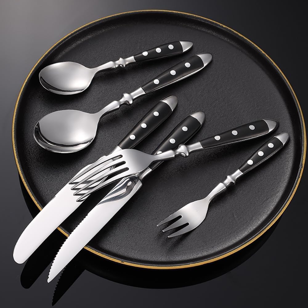 Dieses 12-teilige Besteckset mit Nietgriffen in Schwarz (Gabeln, Löffel und Messer) ist ergonomisch, robust und hochglanzpoliert und eignet sich perfekt für Thanksgiving und Familienfeste. S
