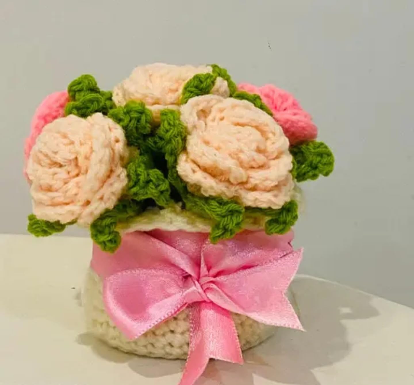 Fascia per capelli fatta a mano all'uncinetto con fiocco rosa, cestino bianco con rose pesca, foglie verdi