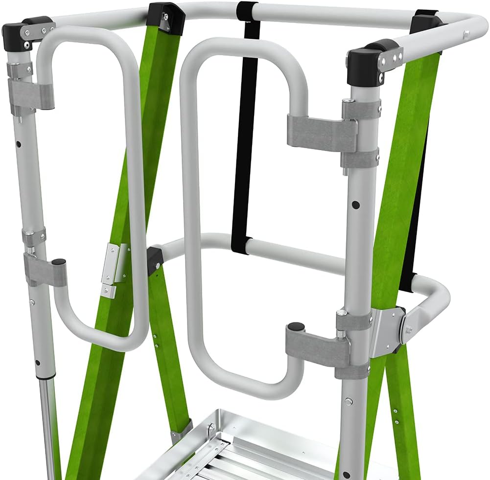 Yn agos view of the safety cage enclosure and platform