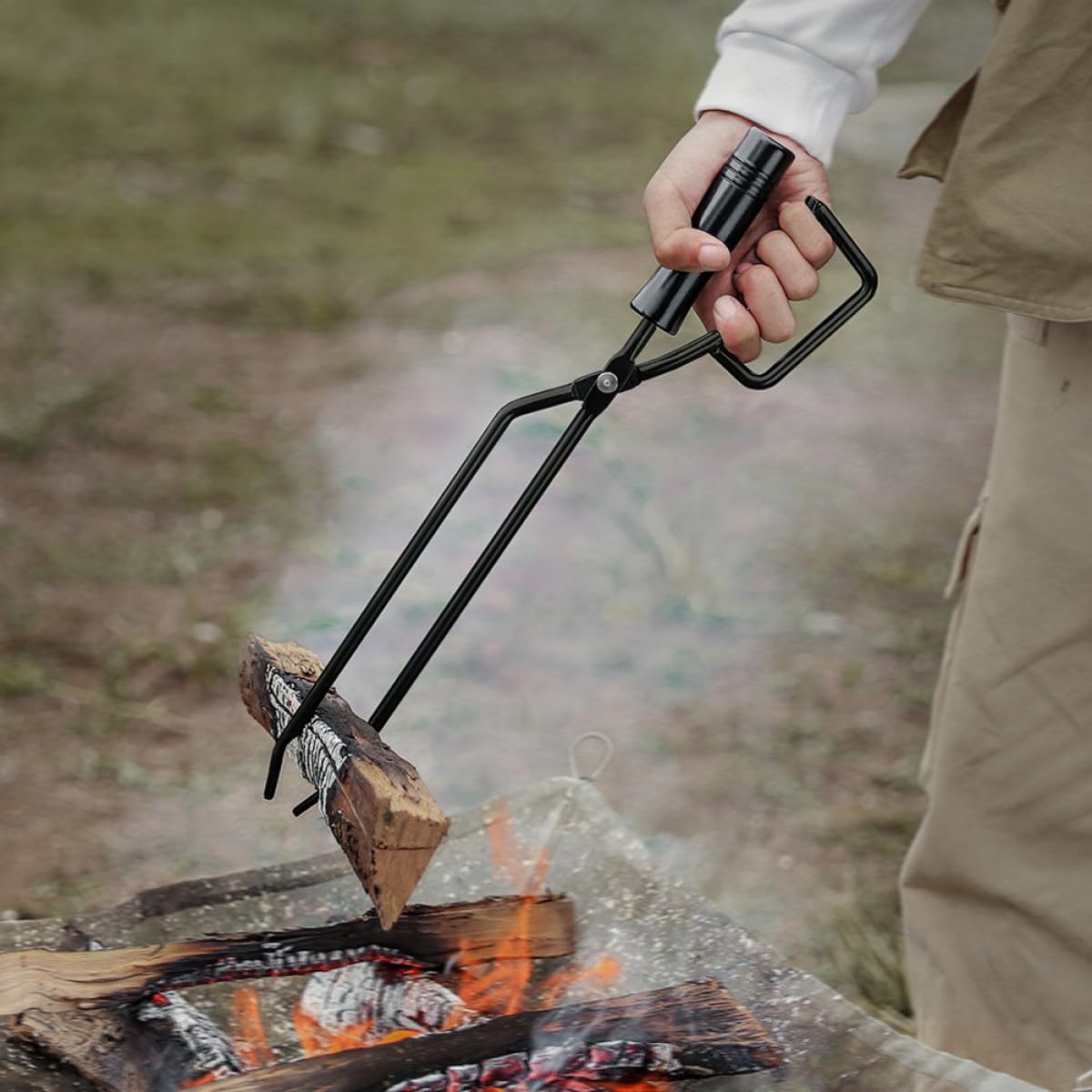 Pinza per Carbone Lunga Multifunzione in Ferro e Legno Nera | Impugnatura Estesa, Presa Stabile e Uso Risparmio di Fatica, Adatta a Casa e Buffet