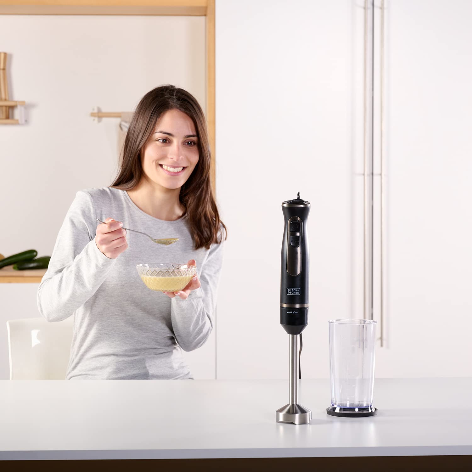 BLACK+DECKER BXHB800E - Mixeur plongeant 800W, régulateur de vitesse, turbo, lames en acier inoxydable, tige en inox démontable, design ergonomique, gobelet doseur 600ml