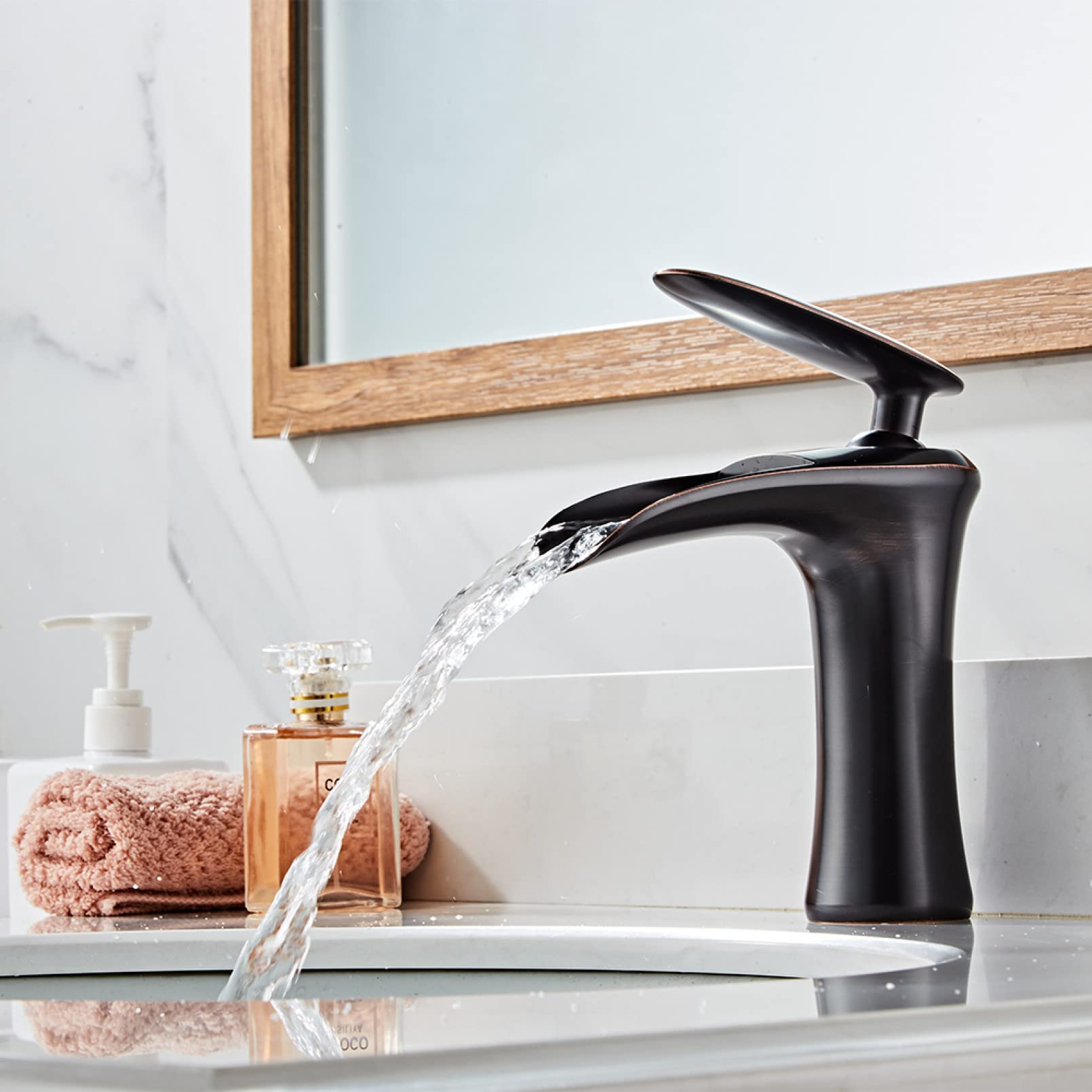 Robinetterie d'évier à plein débit pour moderniser votre espace lavabo de salle de bain