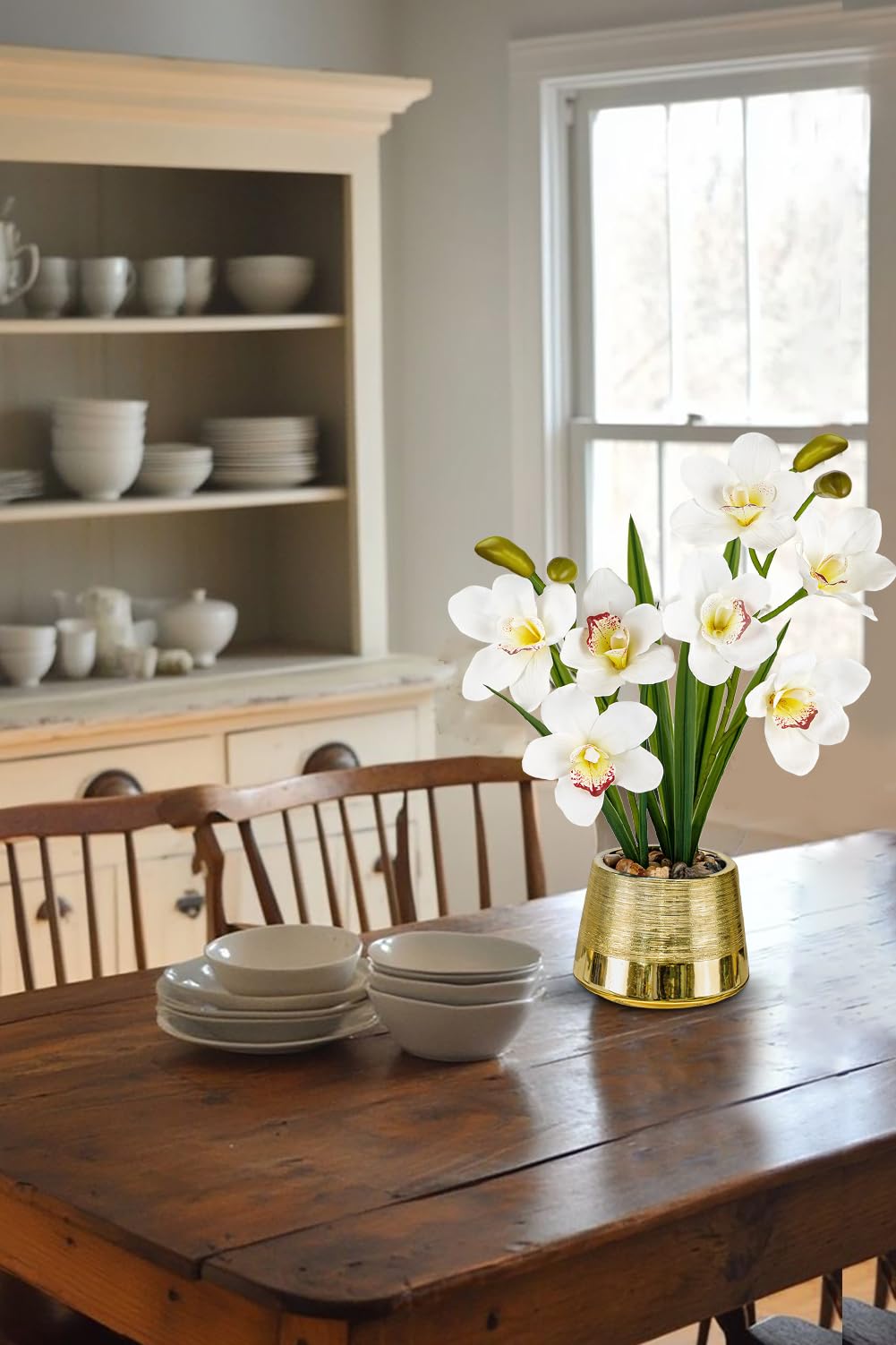 Oairse Orquídeas blancas artificiales de seda sintética Cymbidium orquídeas en maceta dorada, arreglos florales de orquídeas blancas falsas, centro de mesa, planta de orquídea sintética para